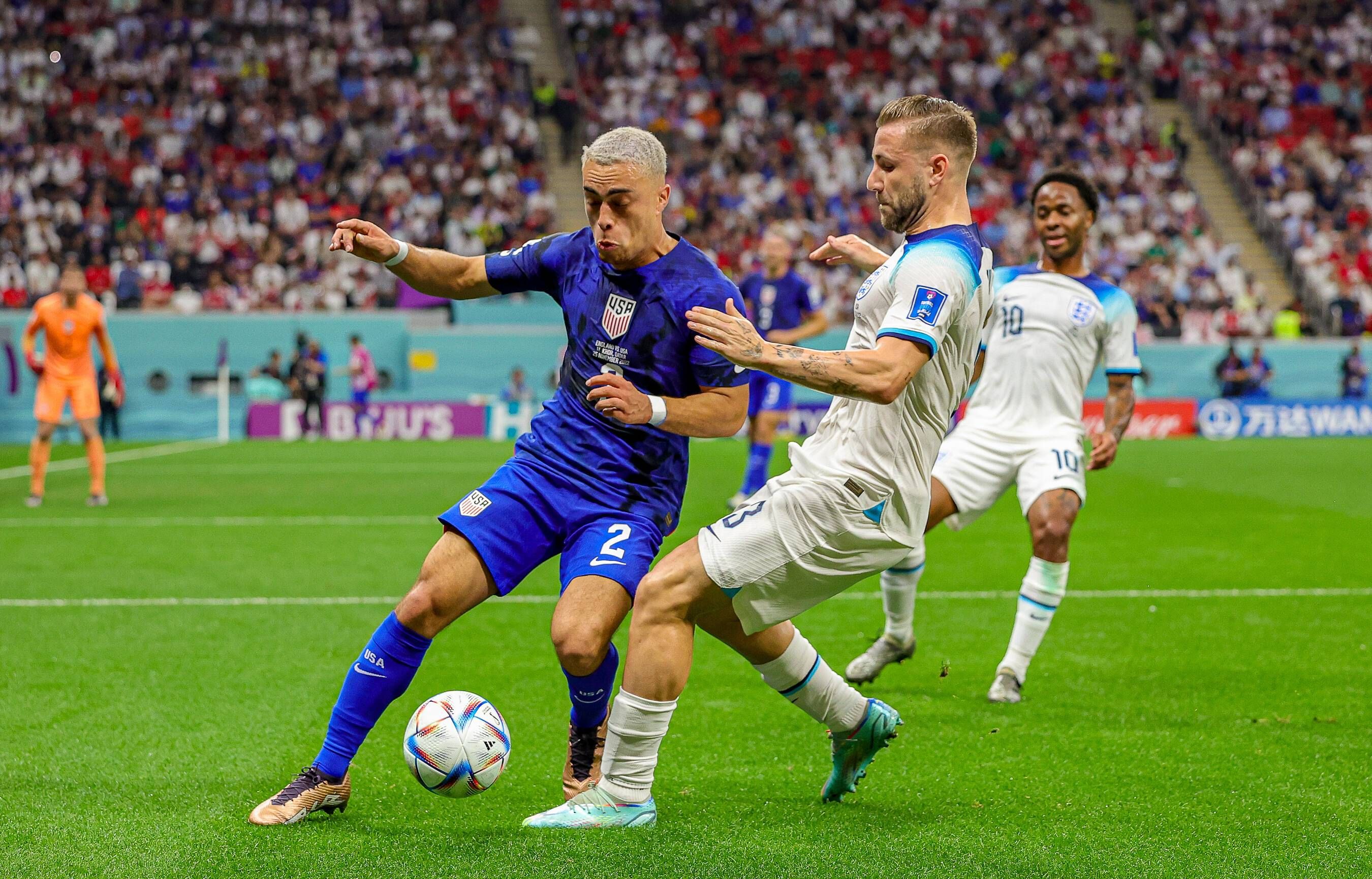  Sergiño Dest pelea con Luke Shaw.