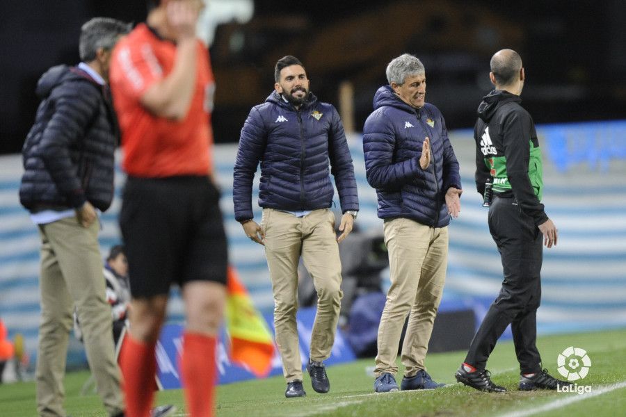  Quique Setién junto a Eder Sarabia.