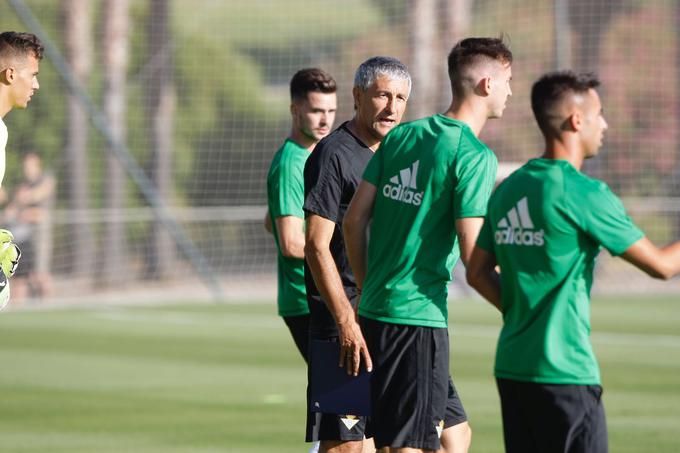 Quique Setién junto a Fabián Ruiz en un entrenamiento.