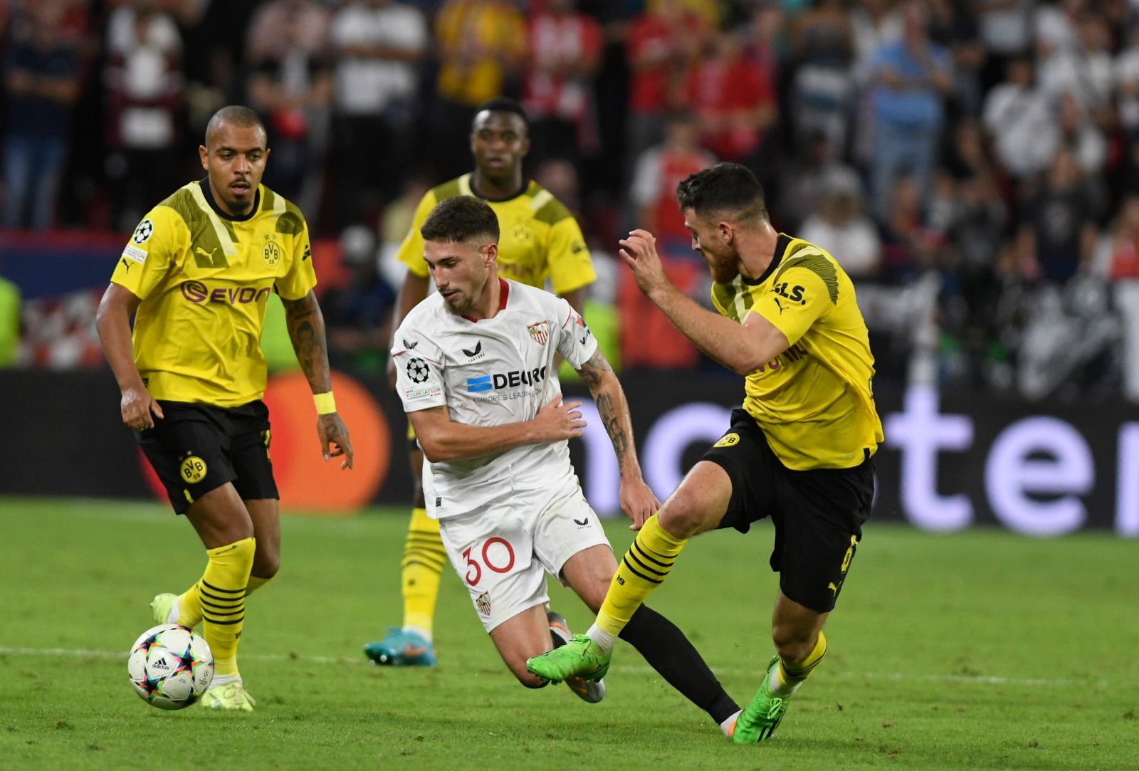 Carmona, en el Sevilla-Dortmund (Foto: Kiko Hurtado).