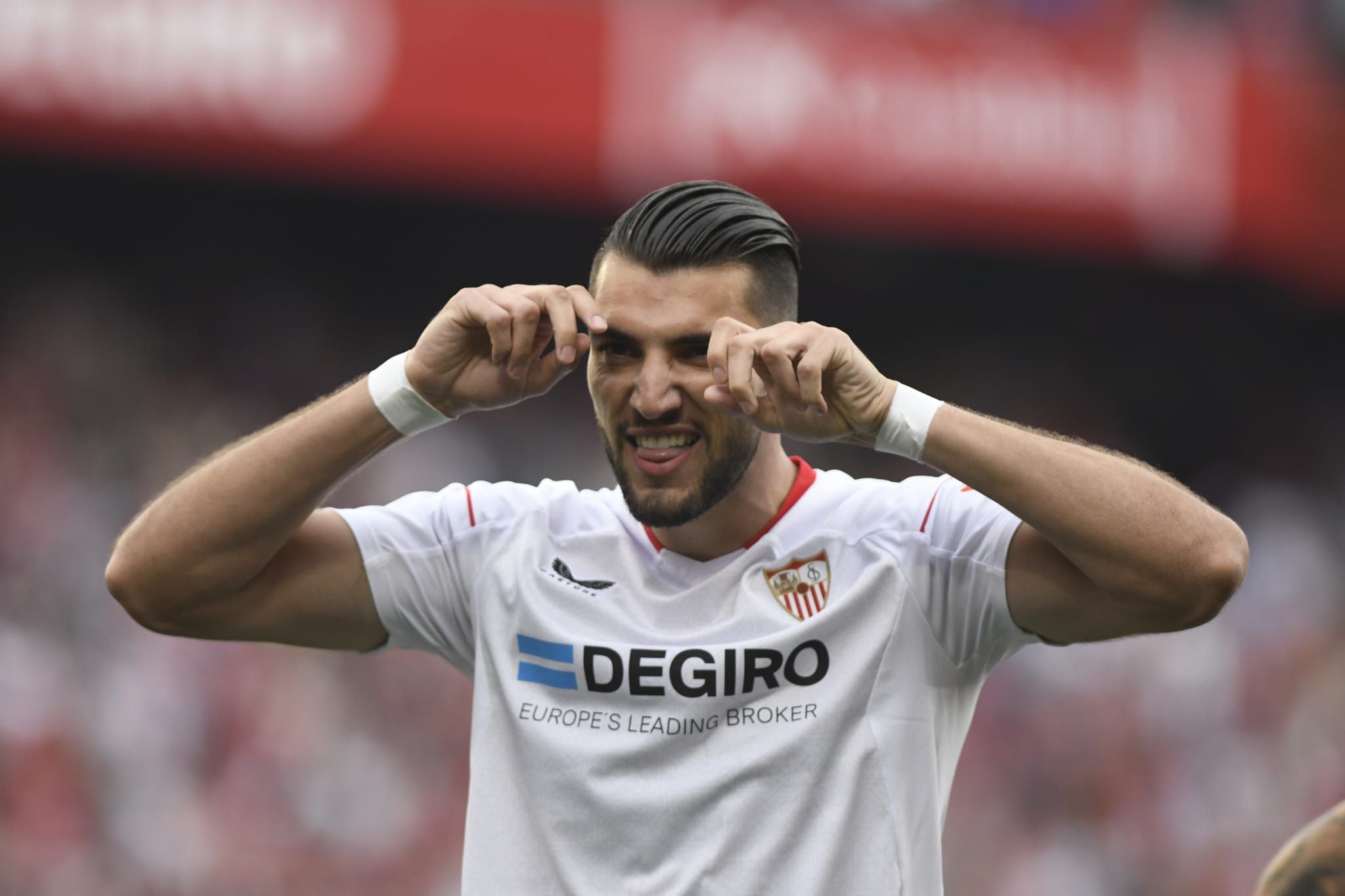 Rafa Mir celebra un gol.