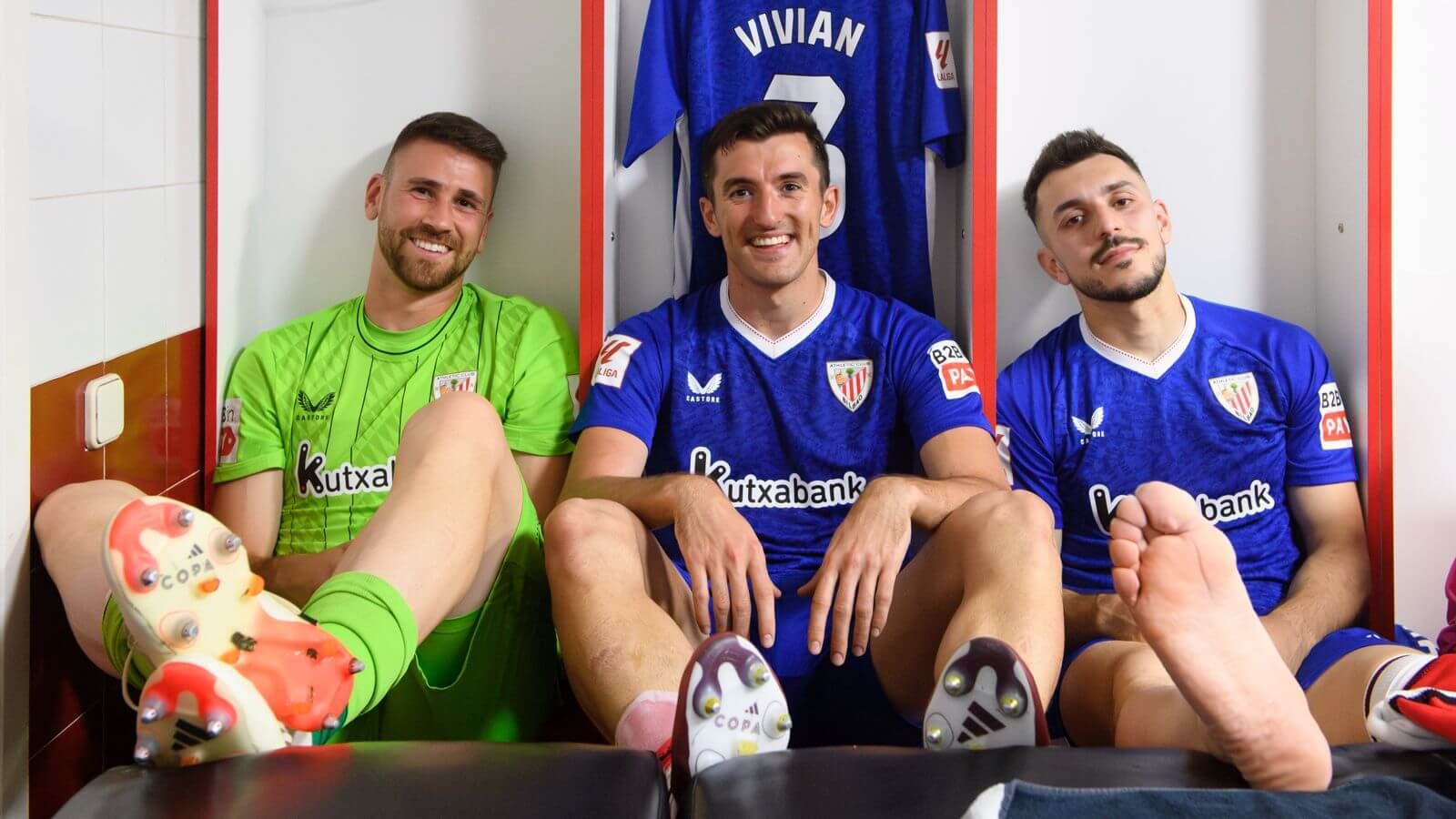 El guardameta Unai Simón, con Dani Vivian y Aitor Paredes.
