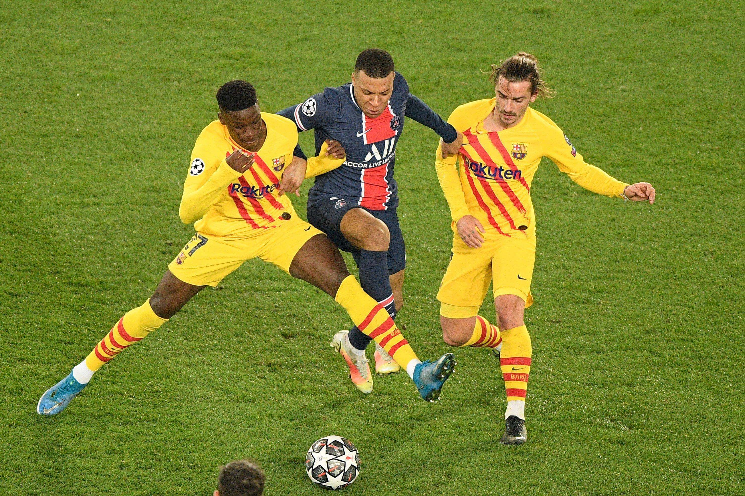 Ilaix Moriba, luchando con Mbappé.