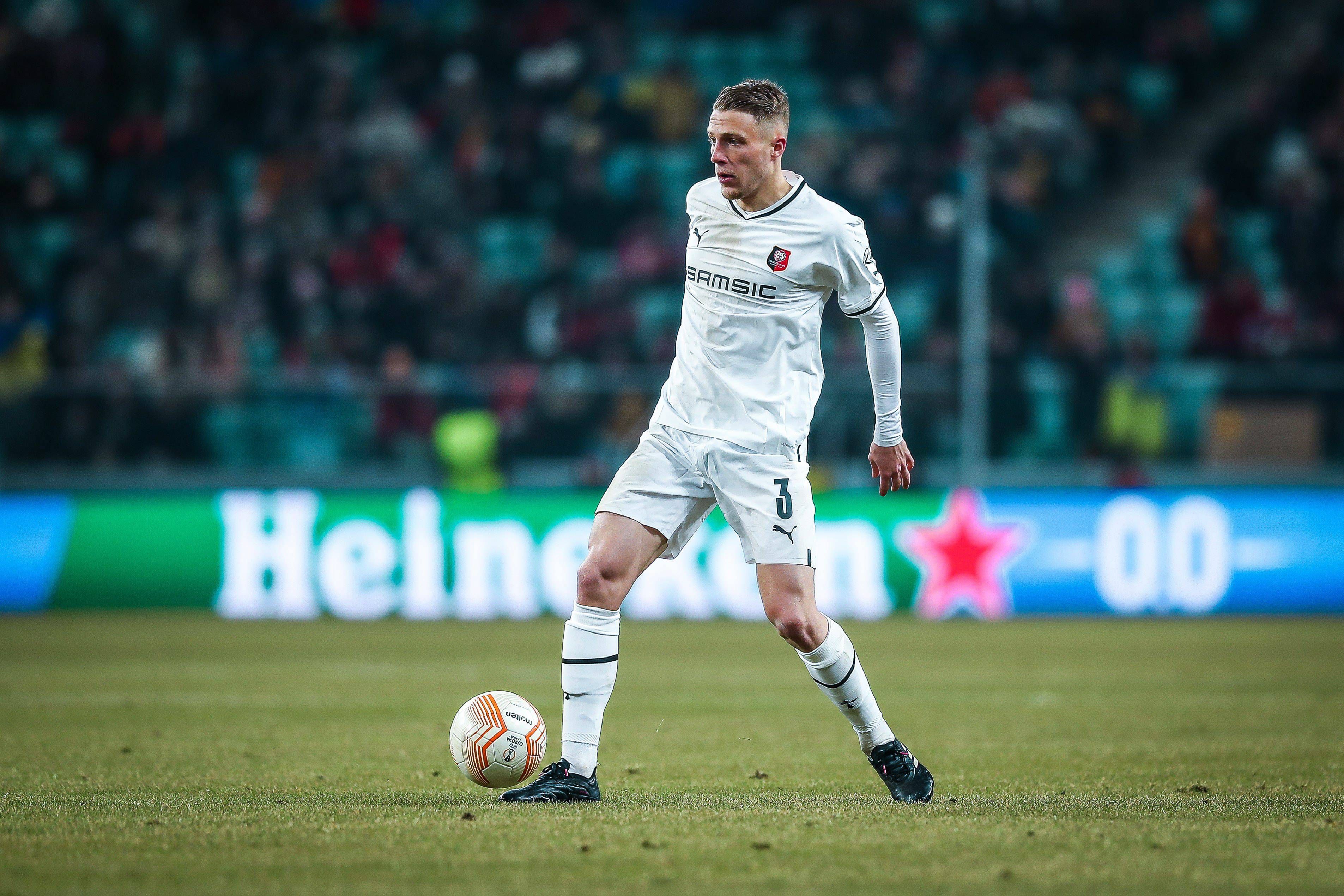  Adrien Truffert, con el Rennes.