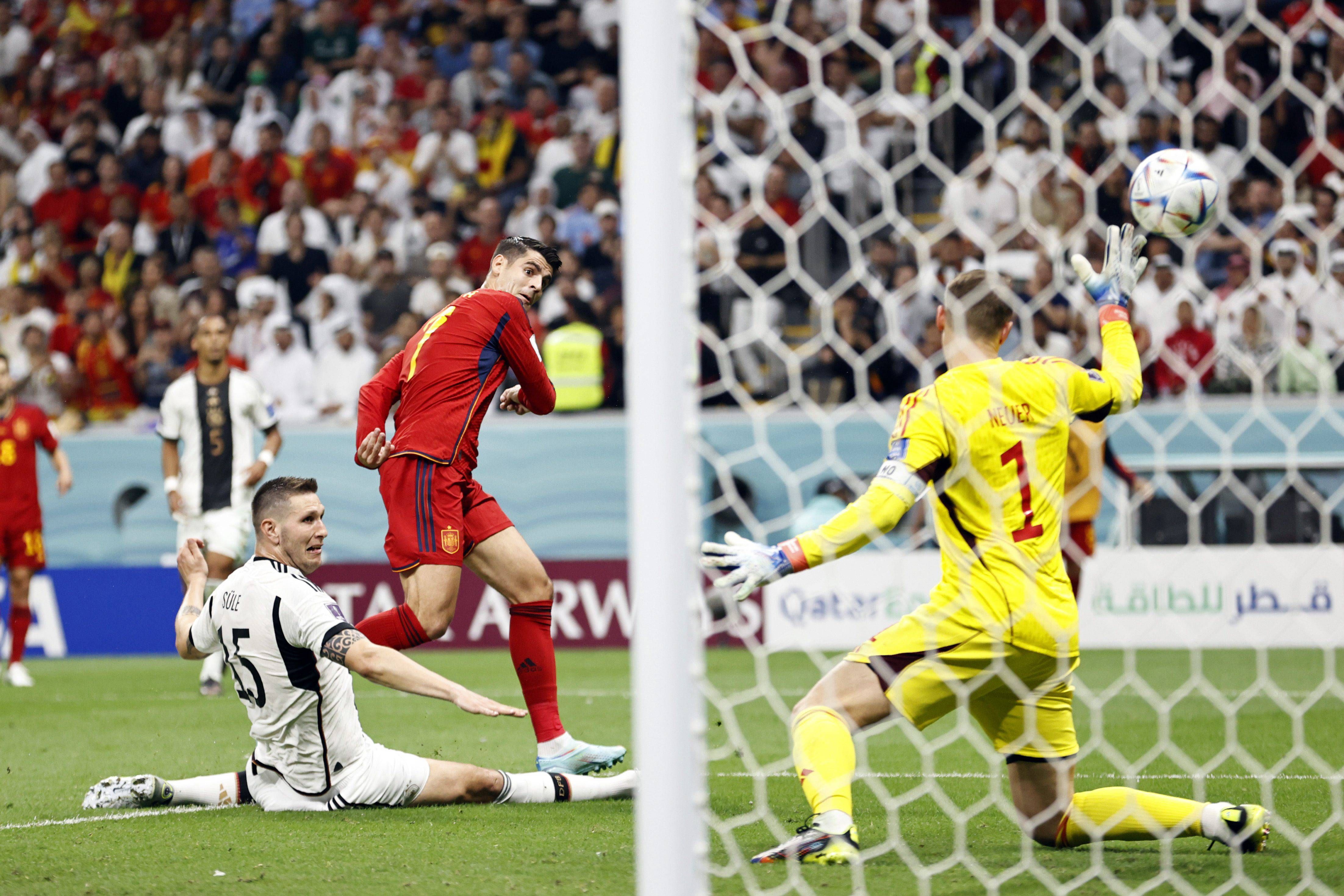  Morata define al primer toque para hacer el 1-0 de España ante Alemania.