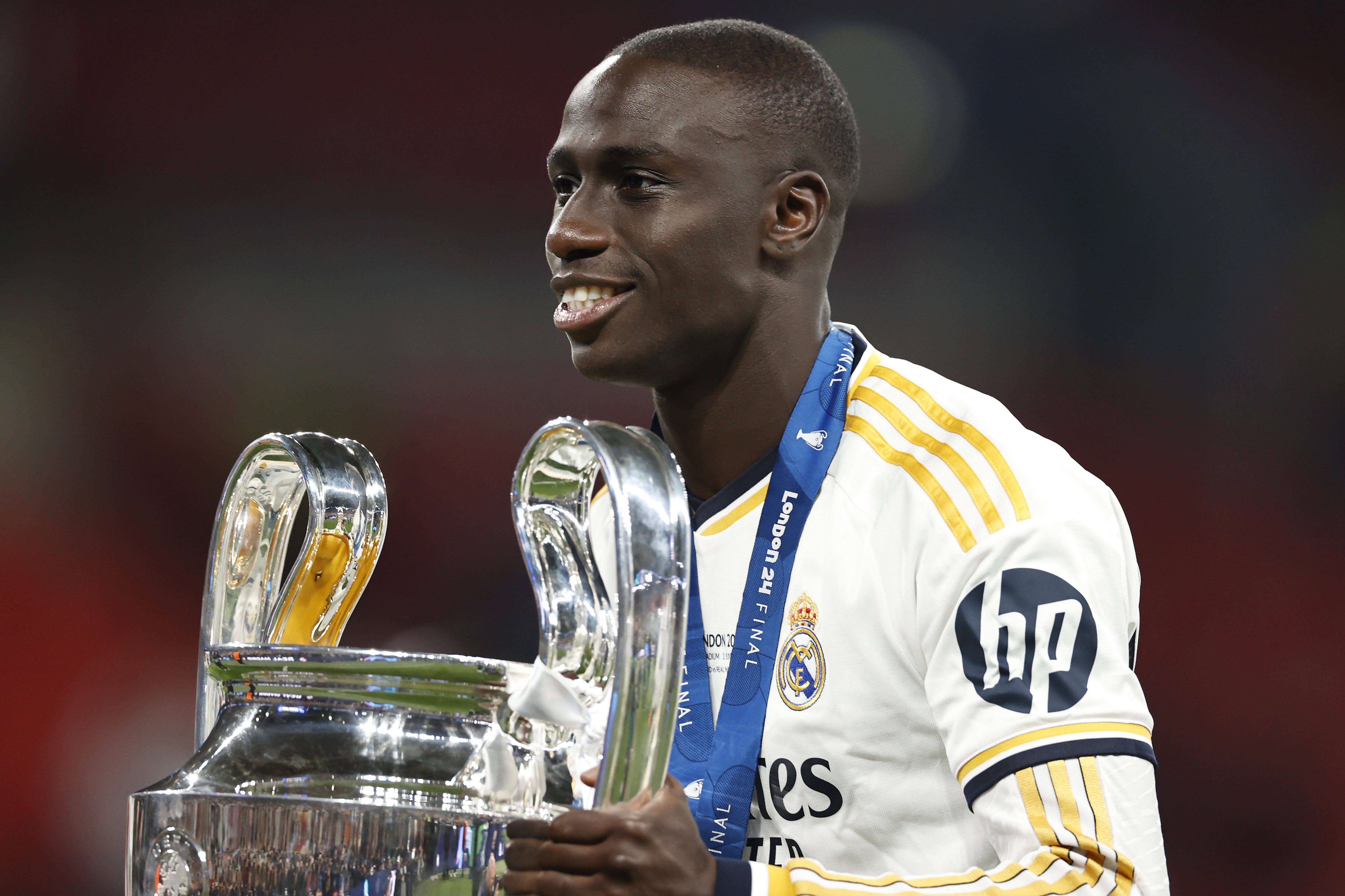  Ferland Mendy, con la Champions del Real Madrid.