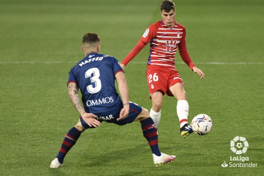 Soro golpea el balón ante Maffeo (Foto: LaLiga)
