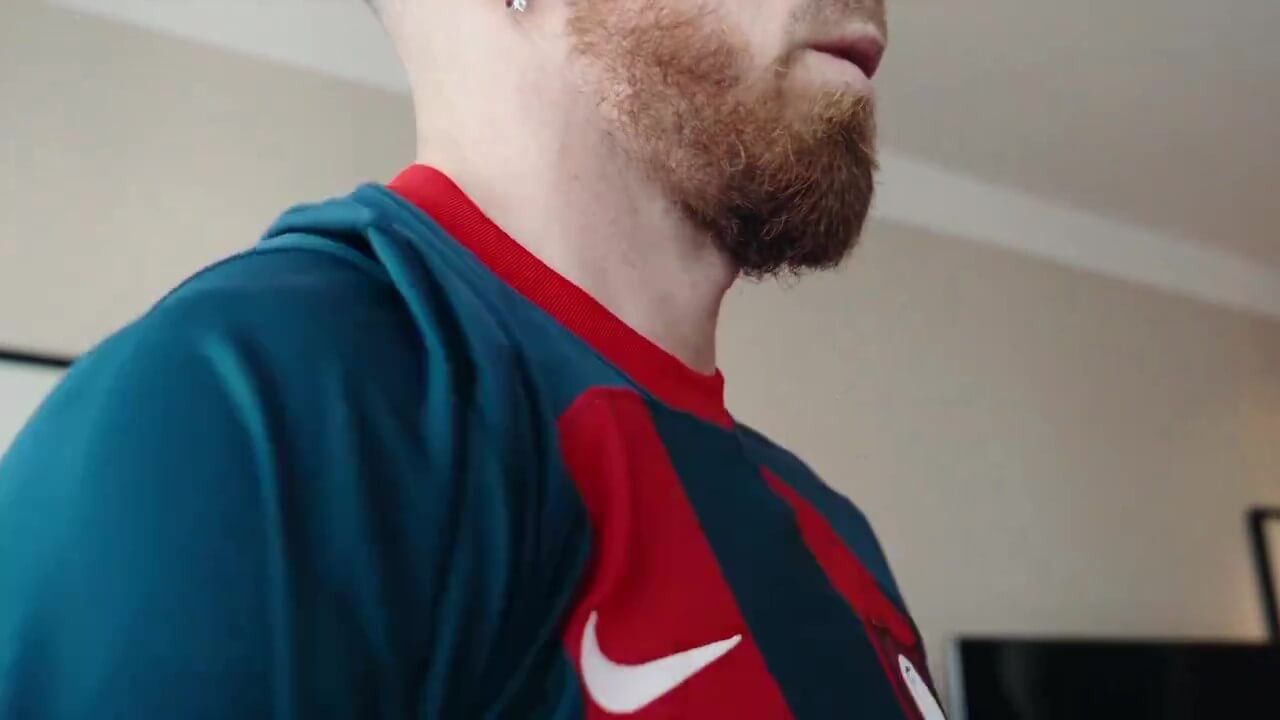  Iker Muniain, con su nueva camiseta.