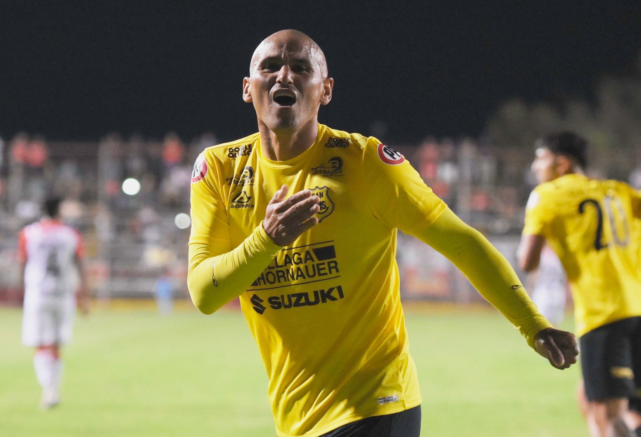  Chupete Suazo celebra uno de sus goles.