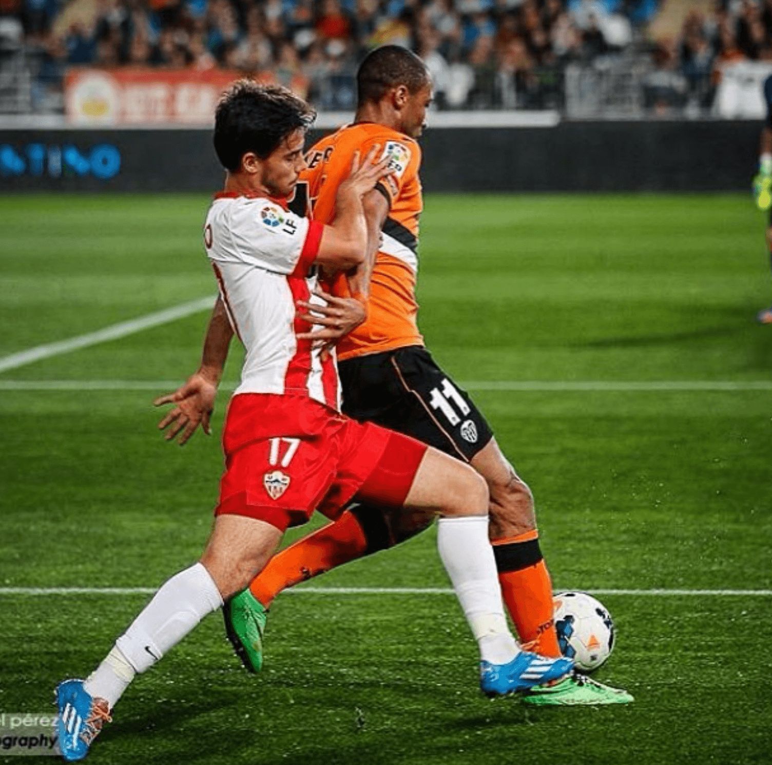  Suso, ante el Valencia CF.