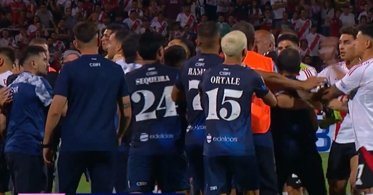 Tangana en el Independiente Rivadavia - River Plate.