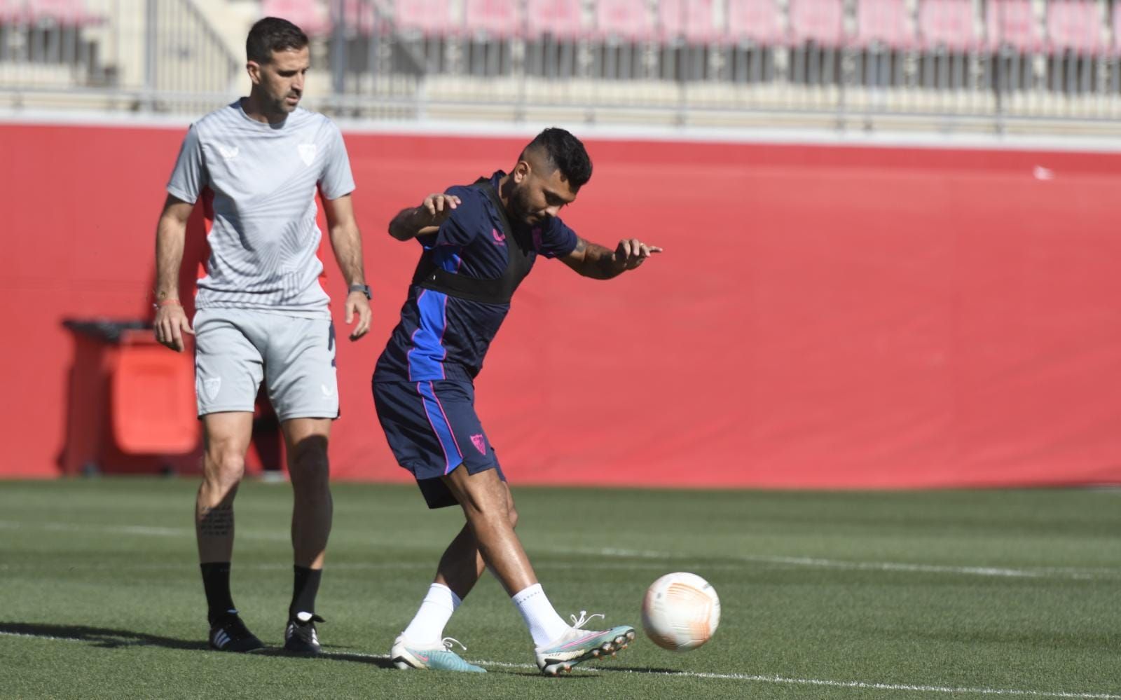 Tecatito Corona, en el entrenamiento de este lunes (Foto: Kiko Hurtado).