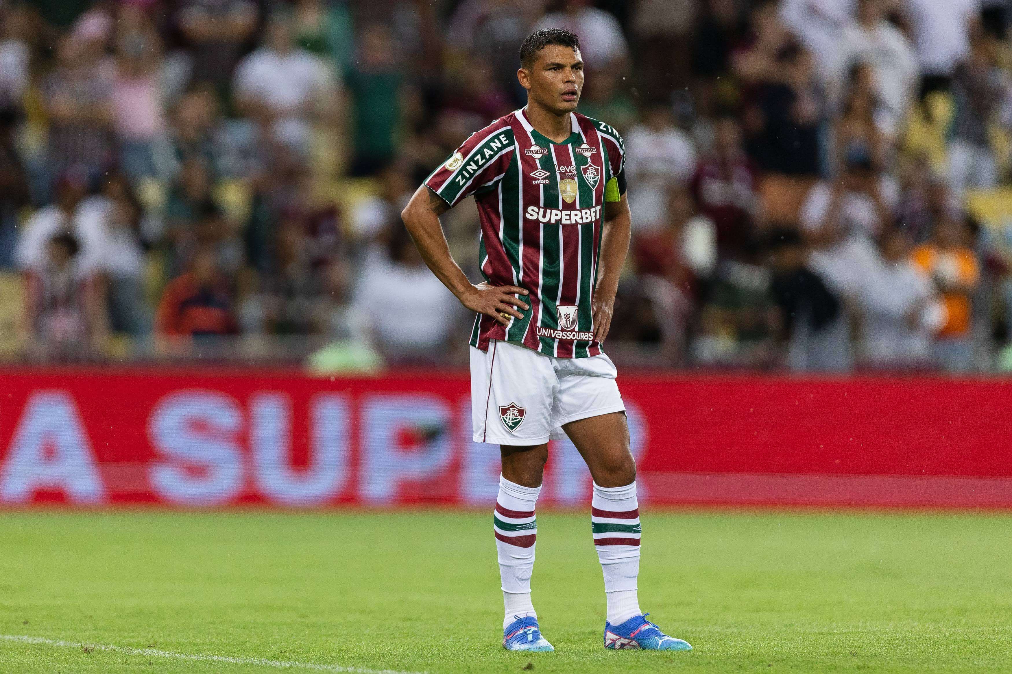 Thiago Silva, con los brazos en jarra en un partido de Fluminense.