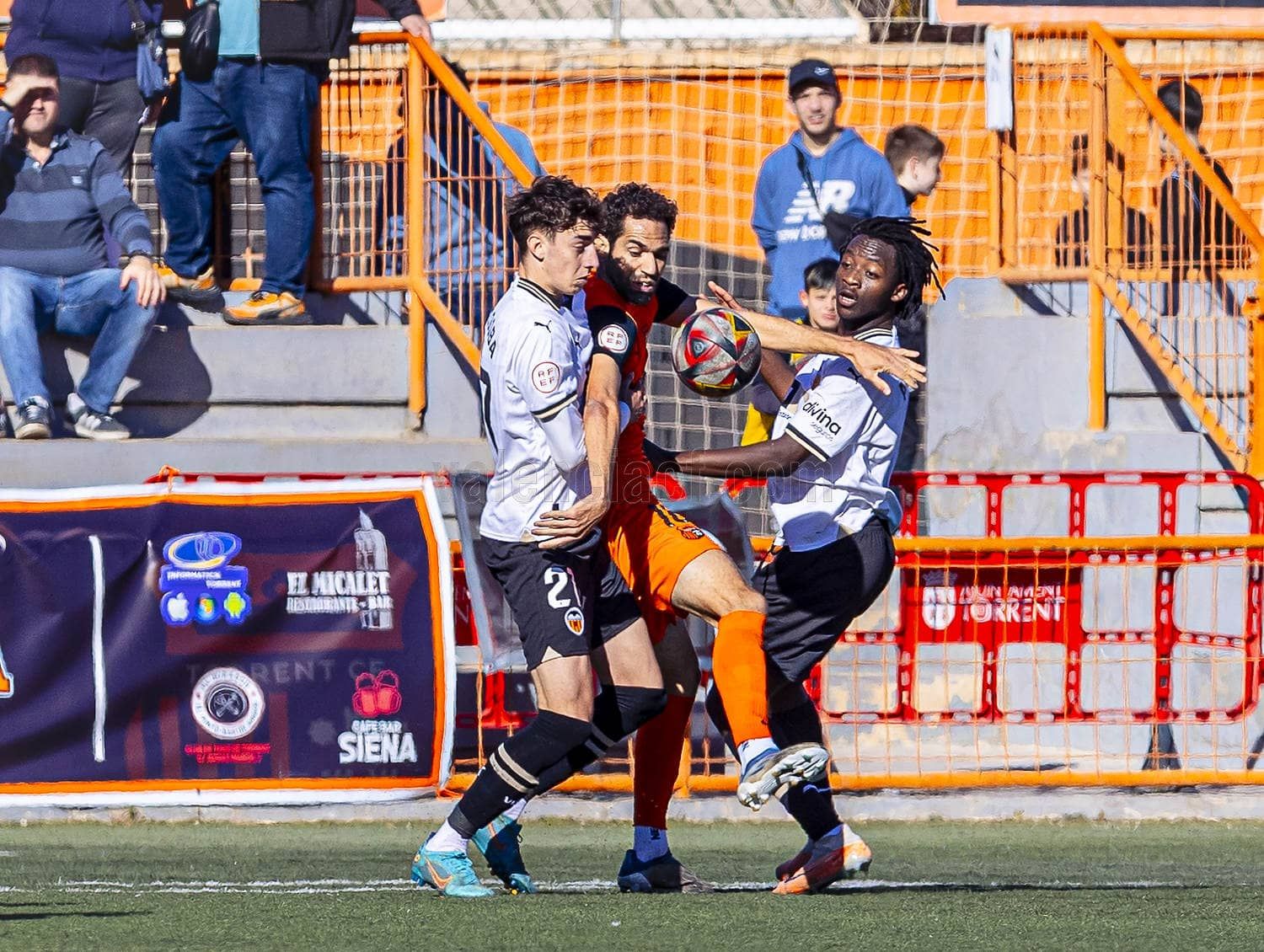 Torrent y VCF Mestalla empatan en un competido derbi valenciano