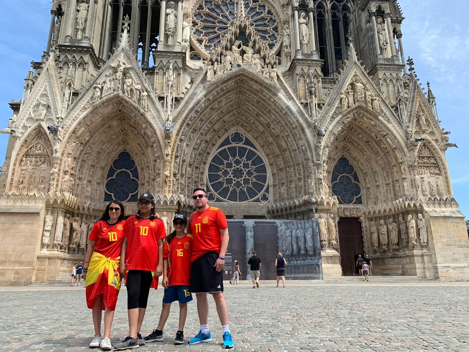Una familia posa con las camisetas de España antes del partido.