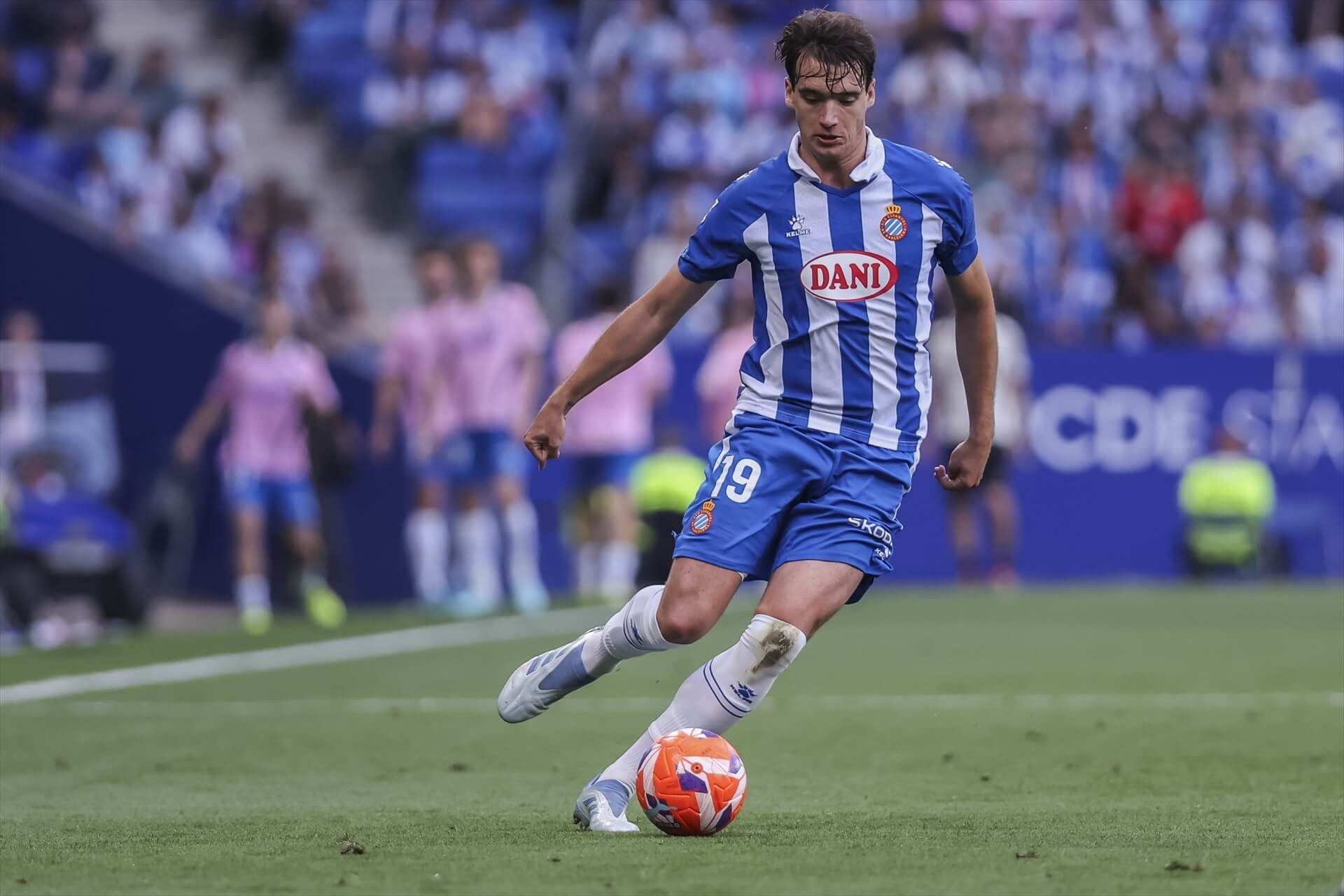  Urko González de Zárate da un pase en un partido del Espanyol.