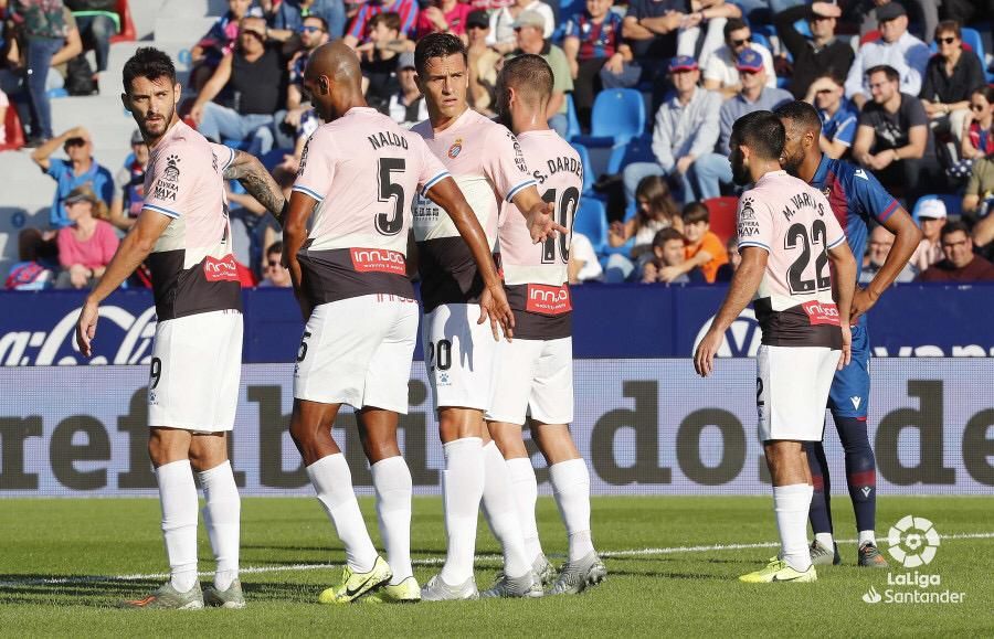 Varios jugadores del Espanyol, durante el duelo ante el Levante..