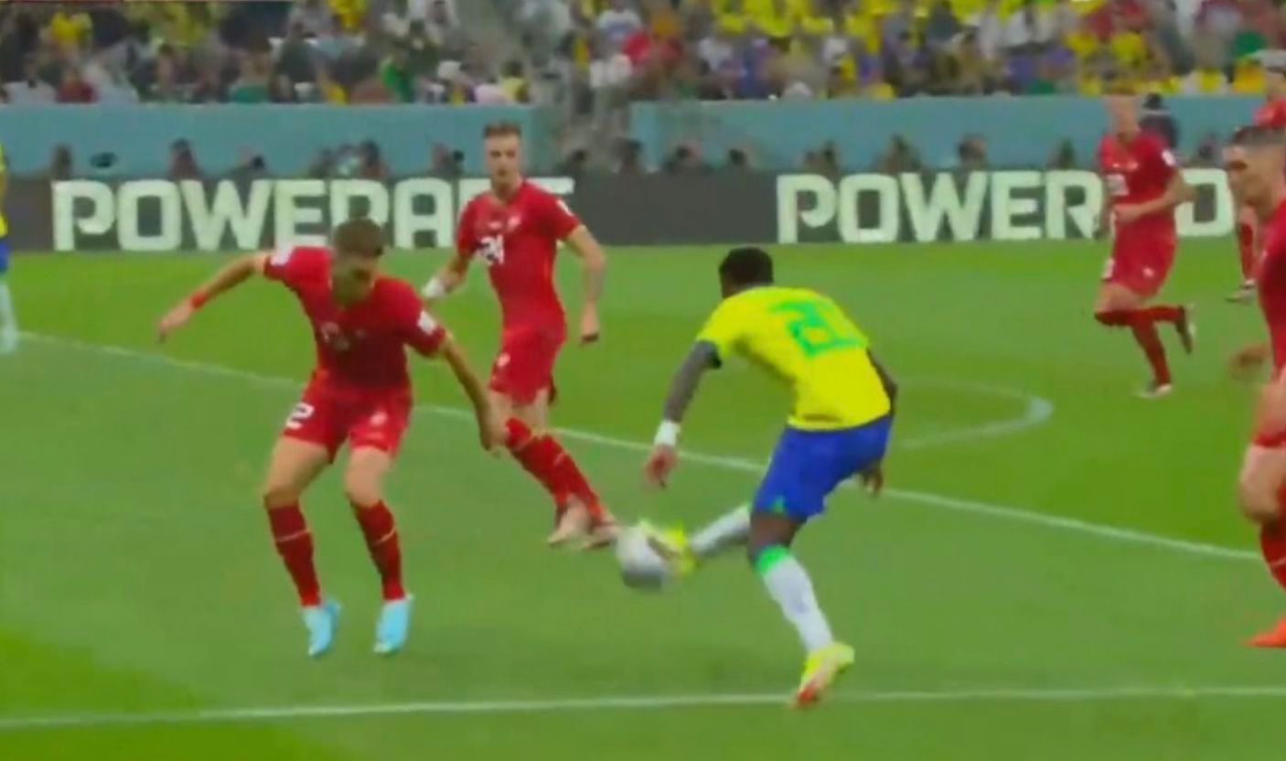 Pase con el exterior de Vinícius para el gol de Richarlison en el Brasil-Serbia.