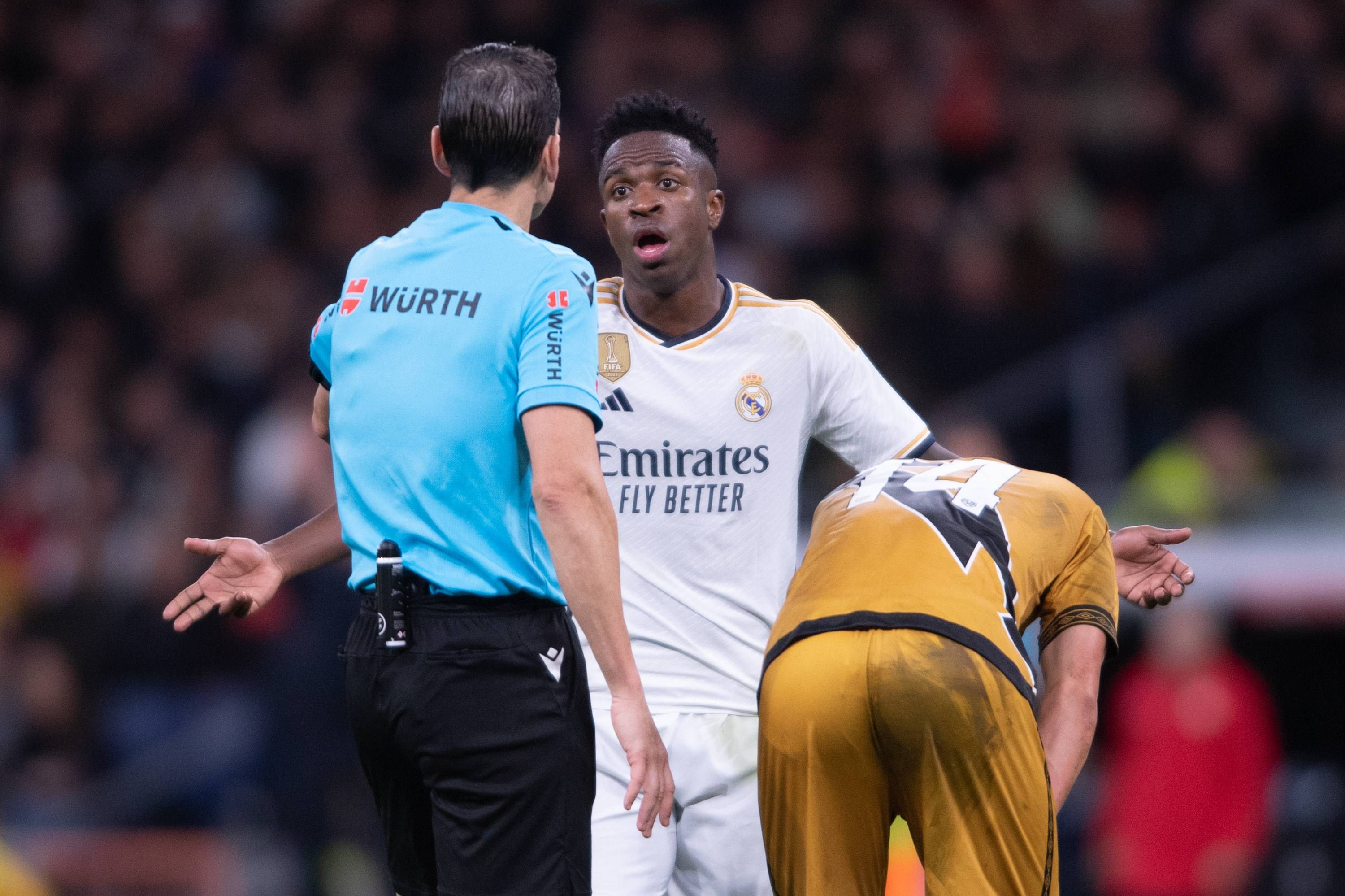 Vinicius protestando a Munuera Montero una falta en el Real Madrid-Rayo.