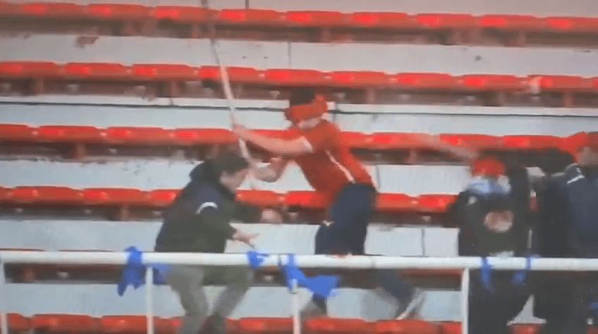  Un afiliado argentino apalea a otro chileno.