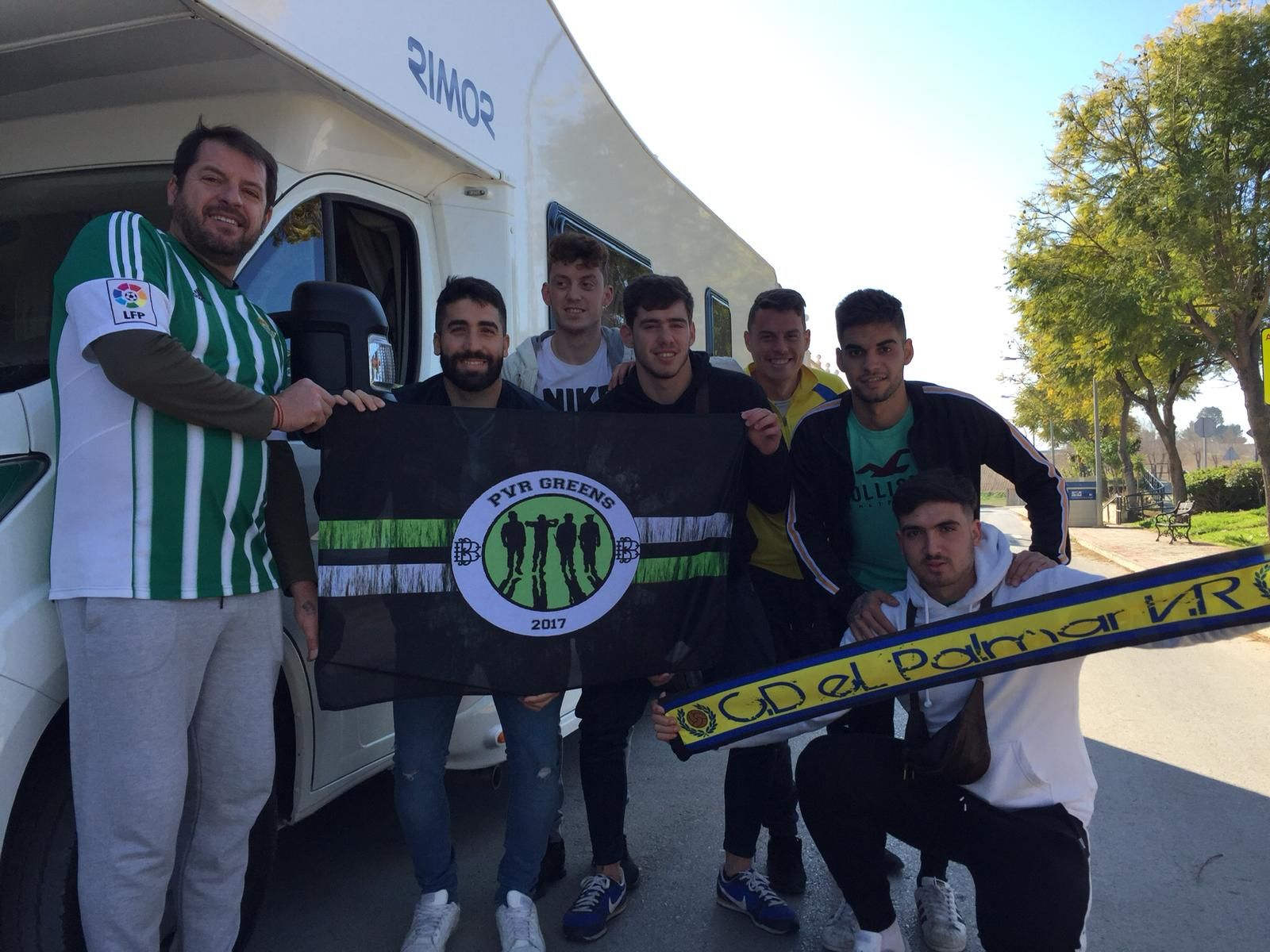Béticos de El Palmar de Troya rumbo a Rennes.