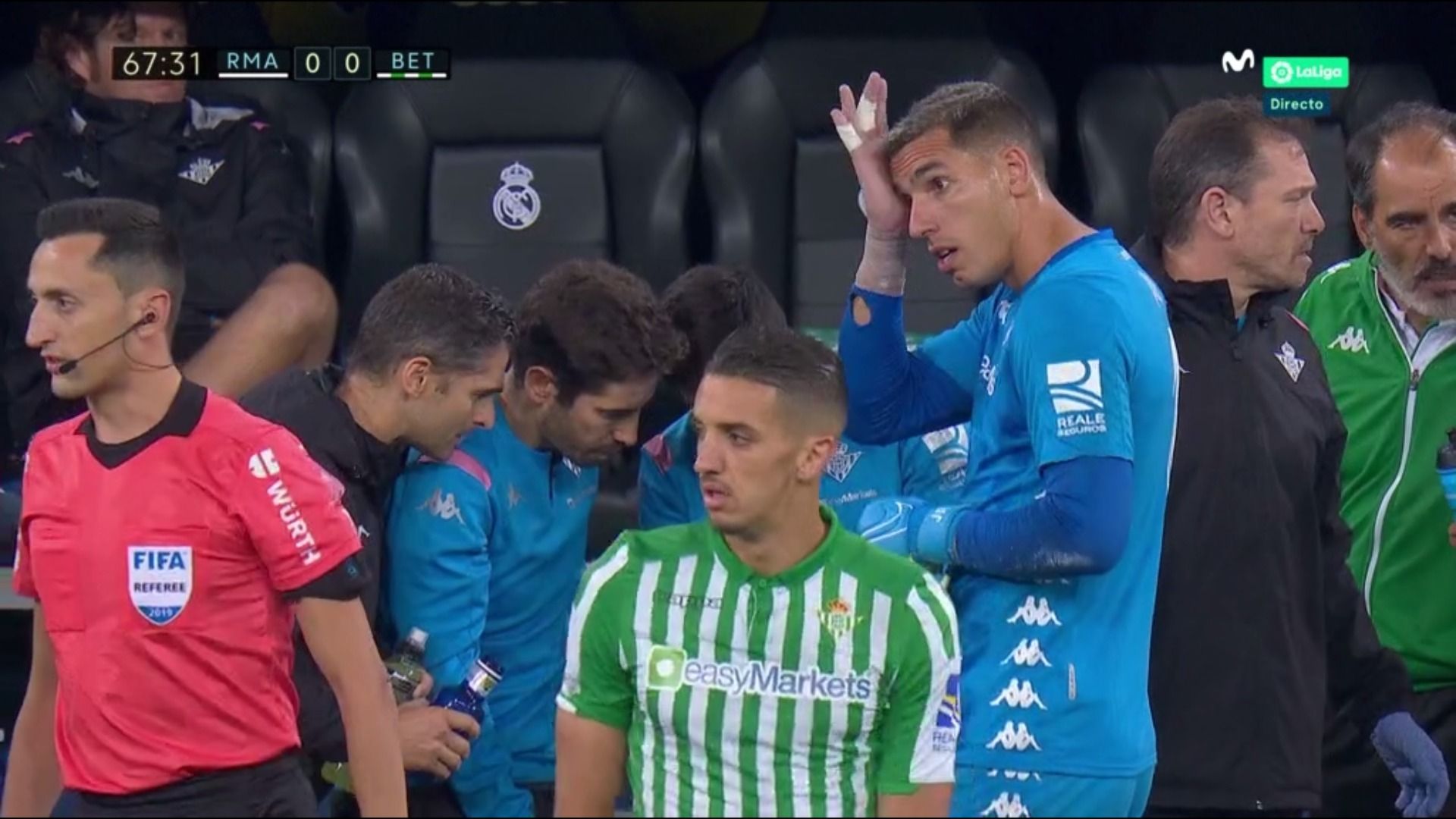 Joel Robles se intenta colocar la lentilla ante el Real Madrid.