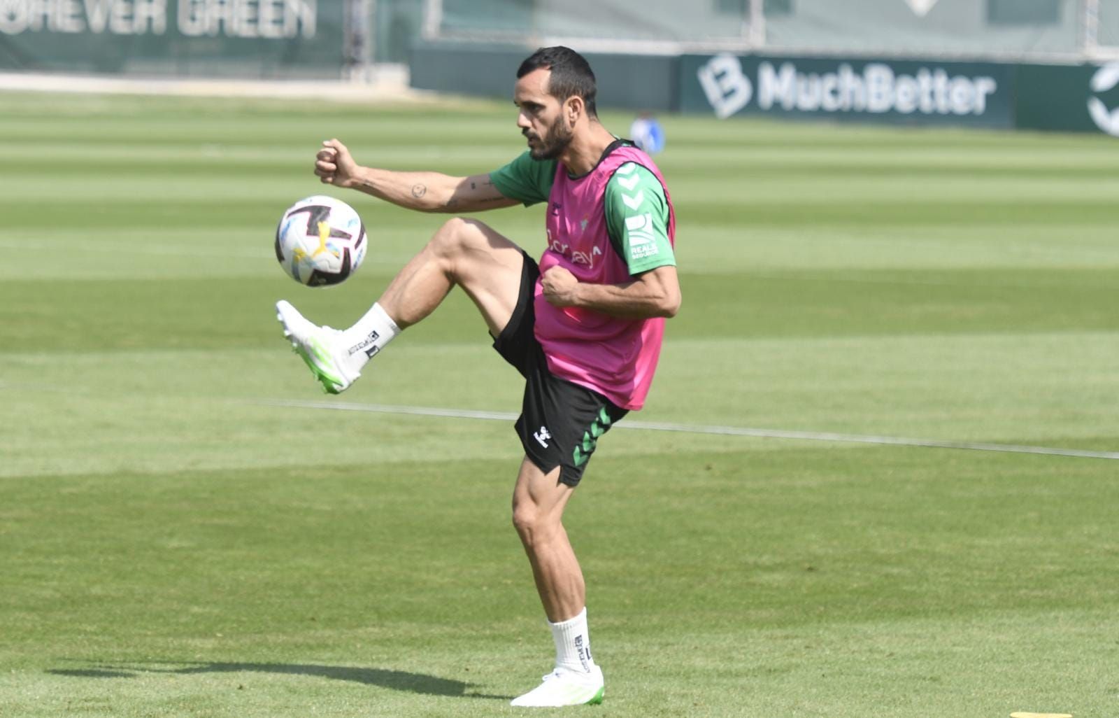 Juanmi, en el entrenamiento del Betis este sábado.