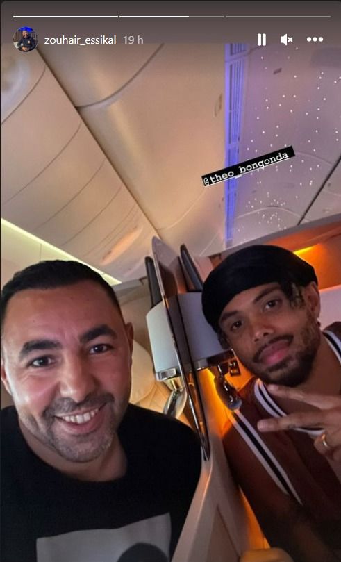  Theo Bongonda, en un avión con su agente.