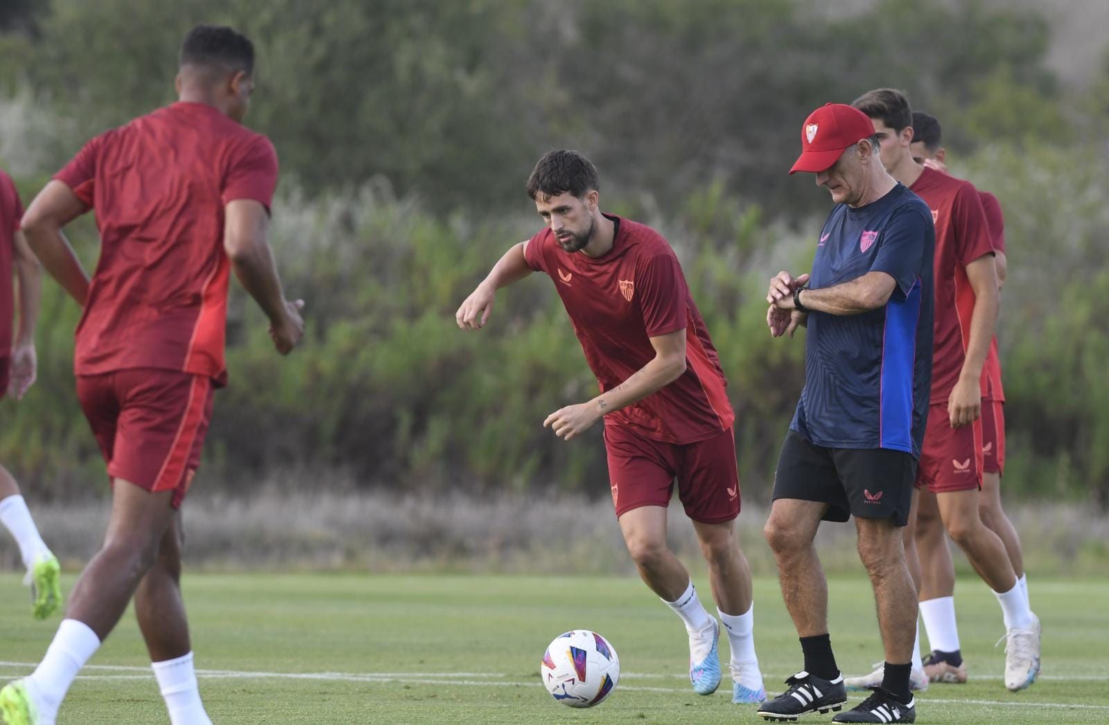Januzaj y Mendilibar, durante un entrenamiento en Montecastillo (Foto: Kiko Hurtado).