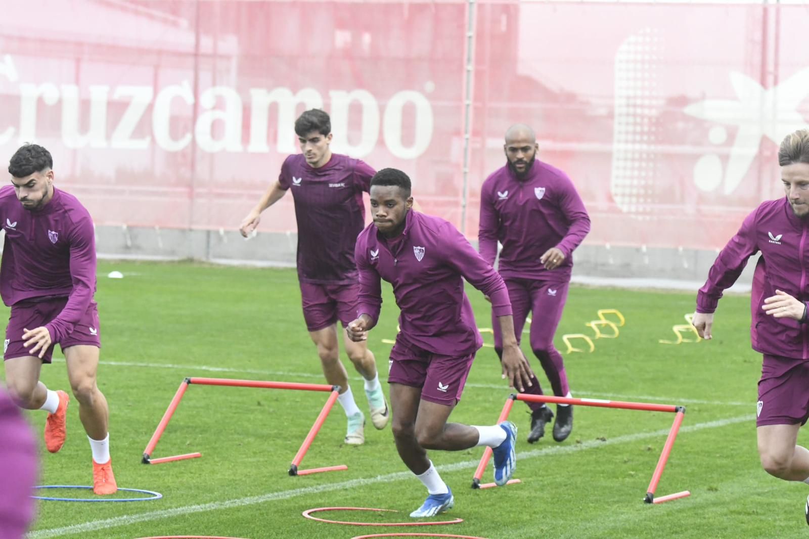 Idumbo Muzambo, durante un entrenamiento del Sevilla.