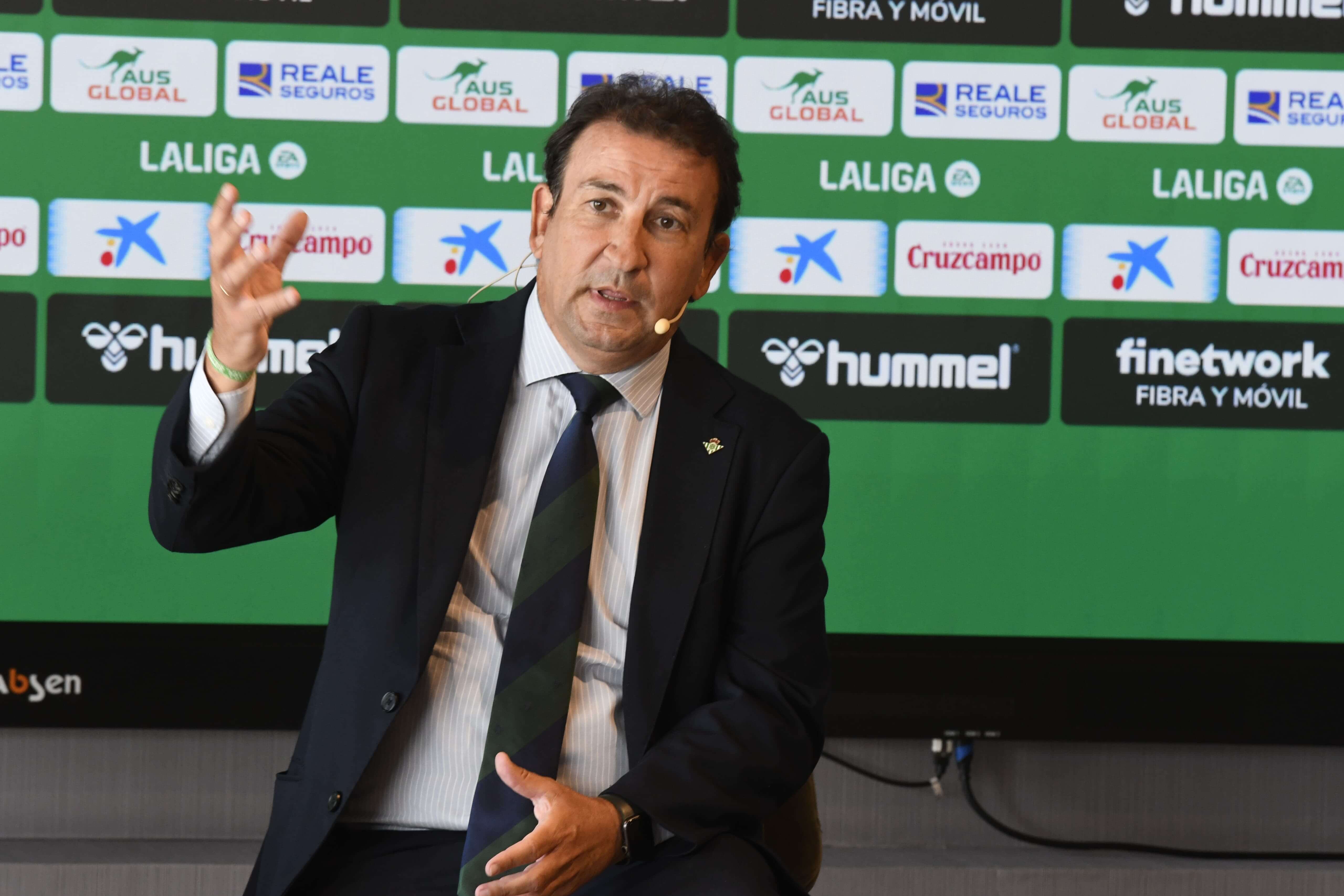  López Catalán en rueda de prensa.