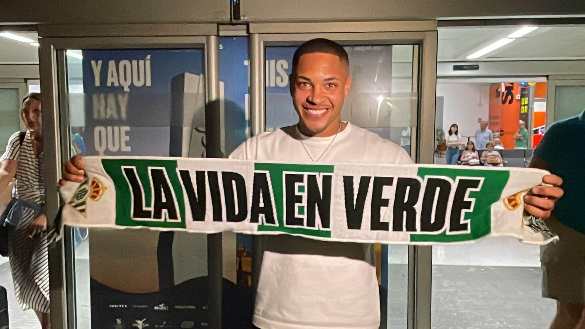 Vitor Roque con una bufanda del Real Betis.