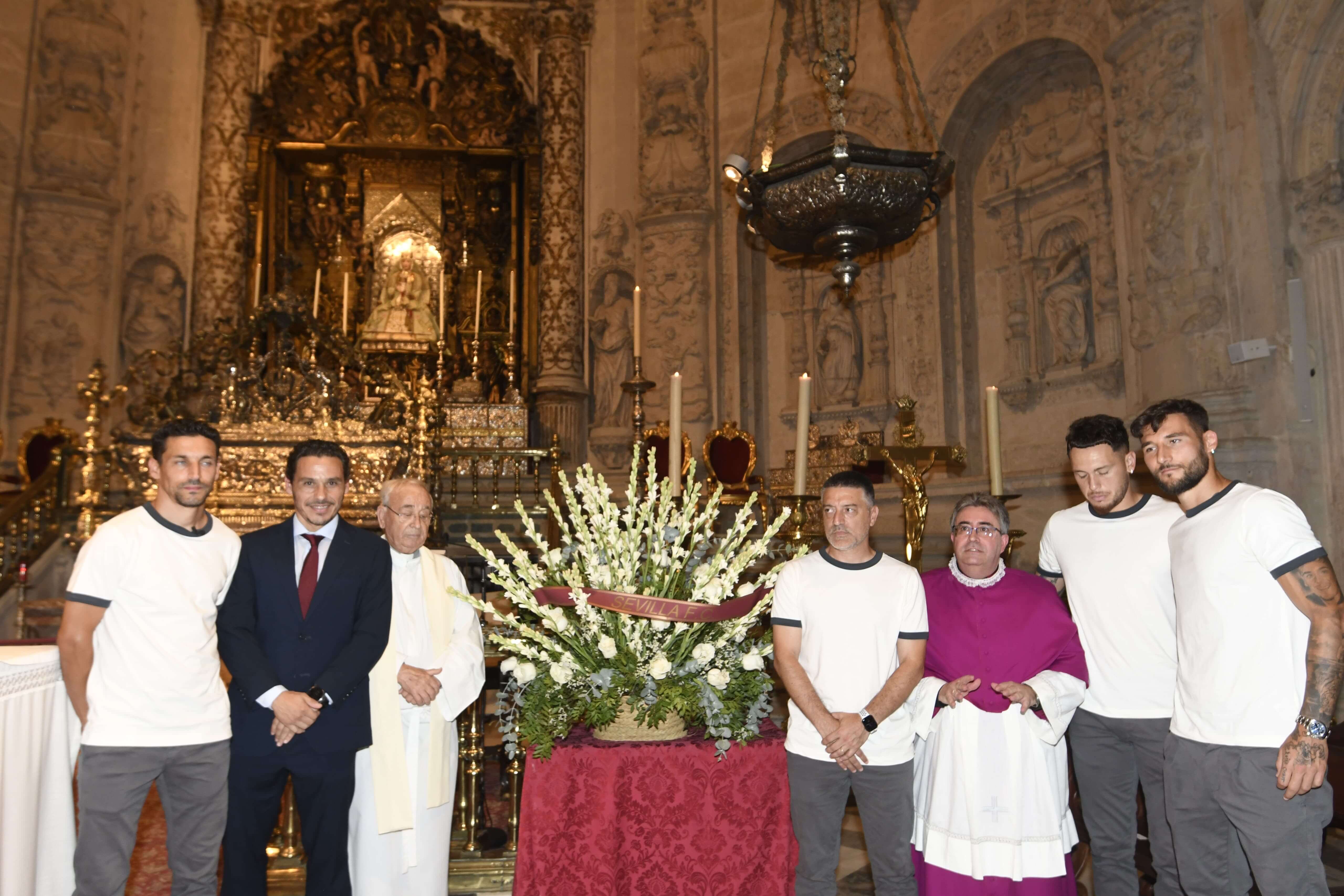  La plantilla del Sevilla FC, en la ofrenda a la Virgen de los Reyes.