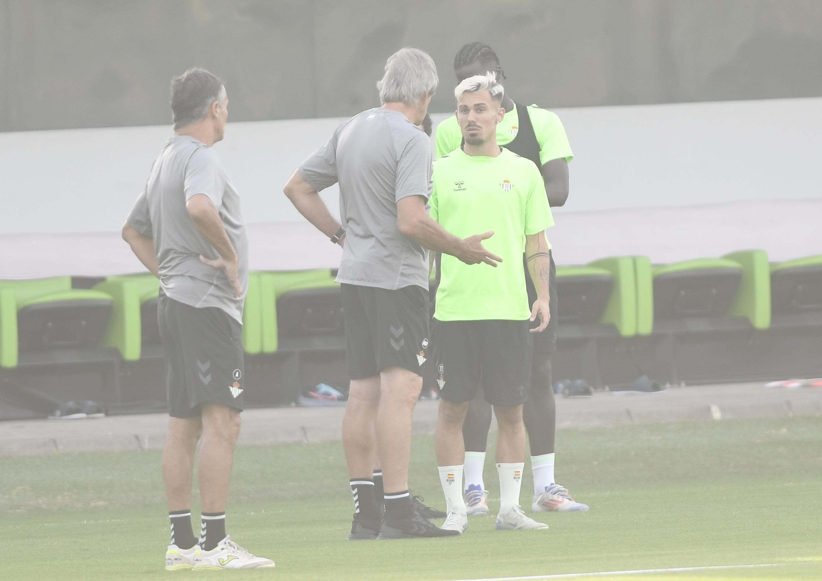 Manuel Pellegrini, charlando con Rodri Sánchez (Foto: Kiko Hurtado).