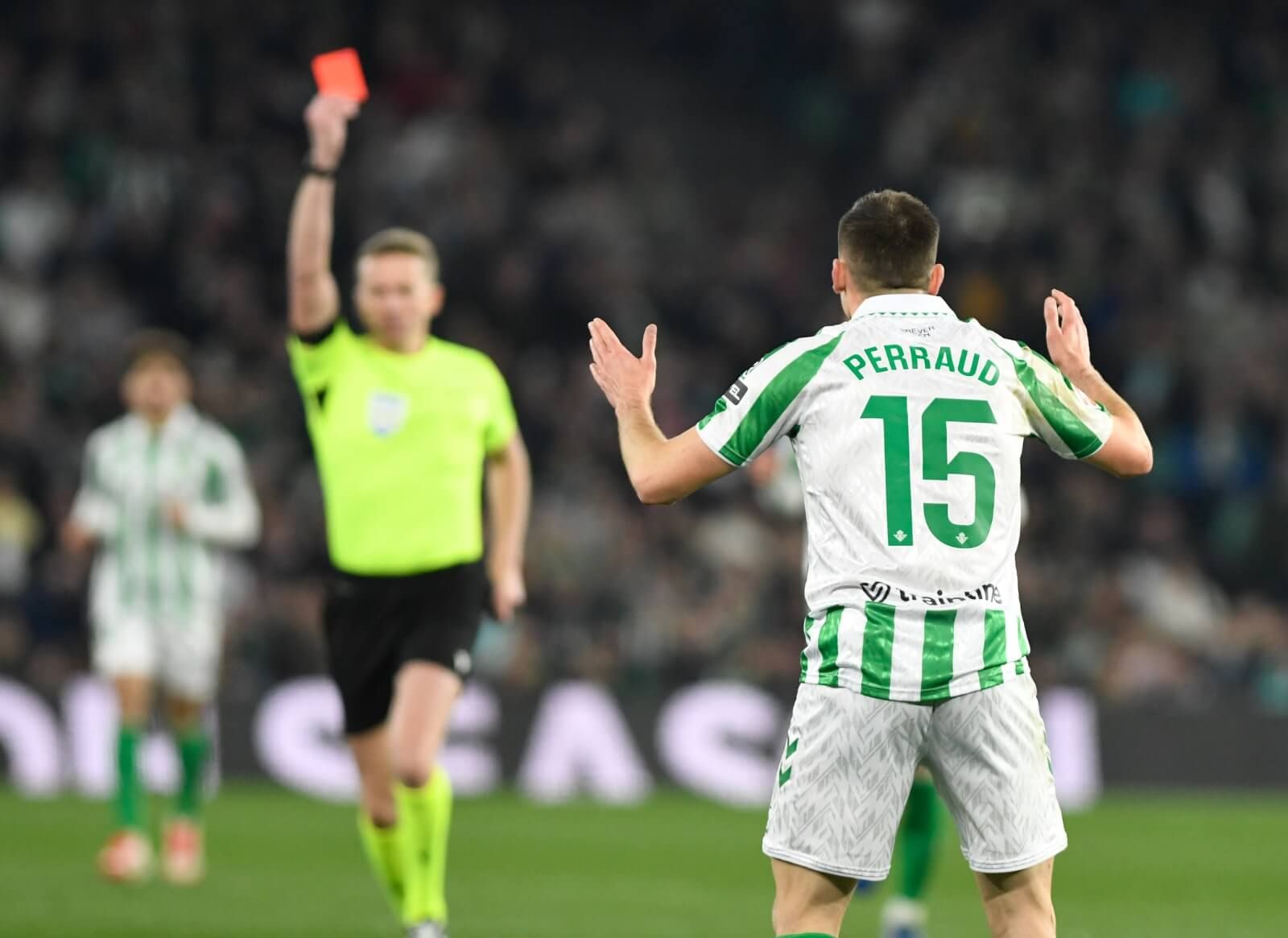  Hernández Hernández, expulsando a Perraud.