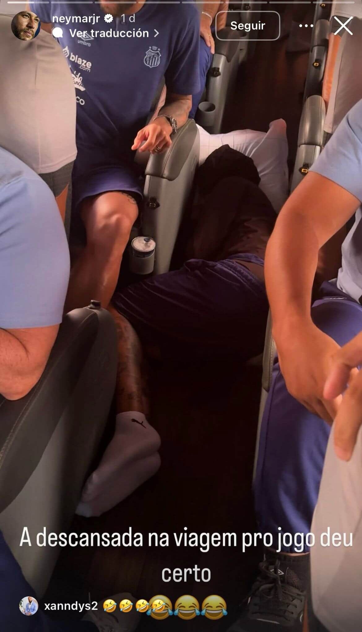  Storie de Neymar durmiendo en el pasillo del autobús.