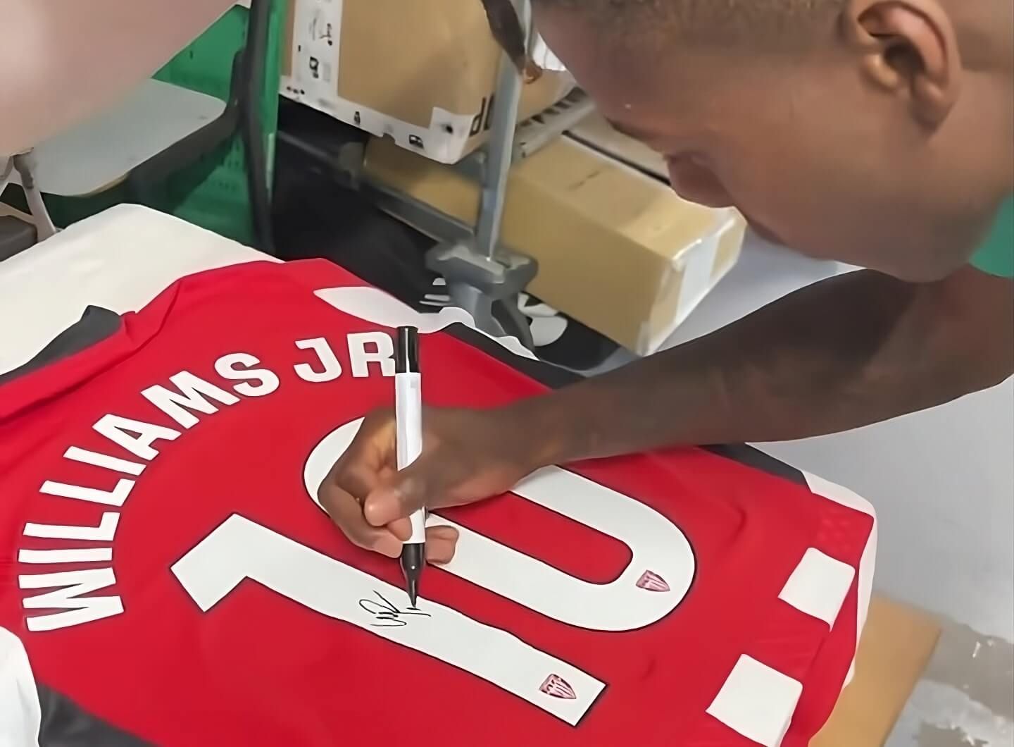  Nico Williams firma su nueva camiseta con el dorsal 10.