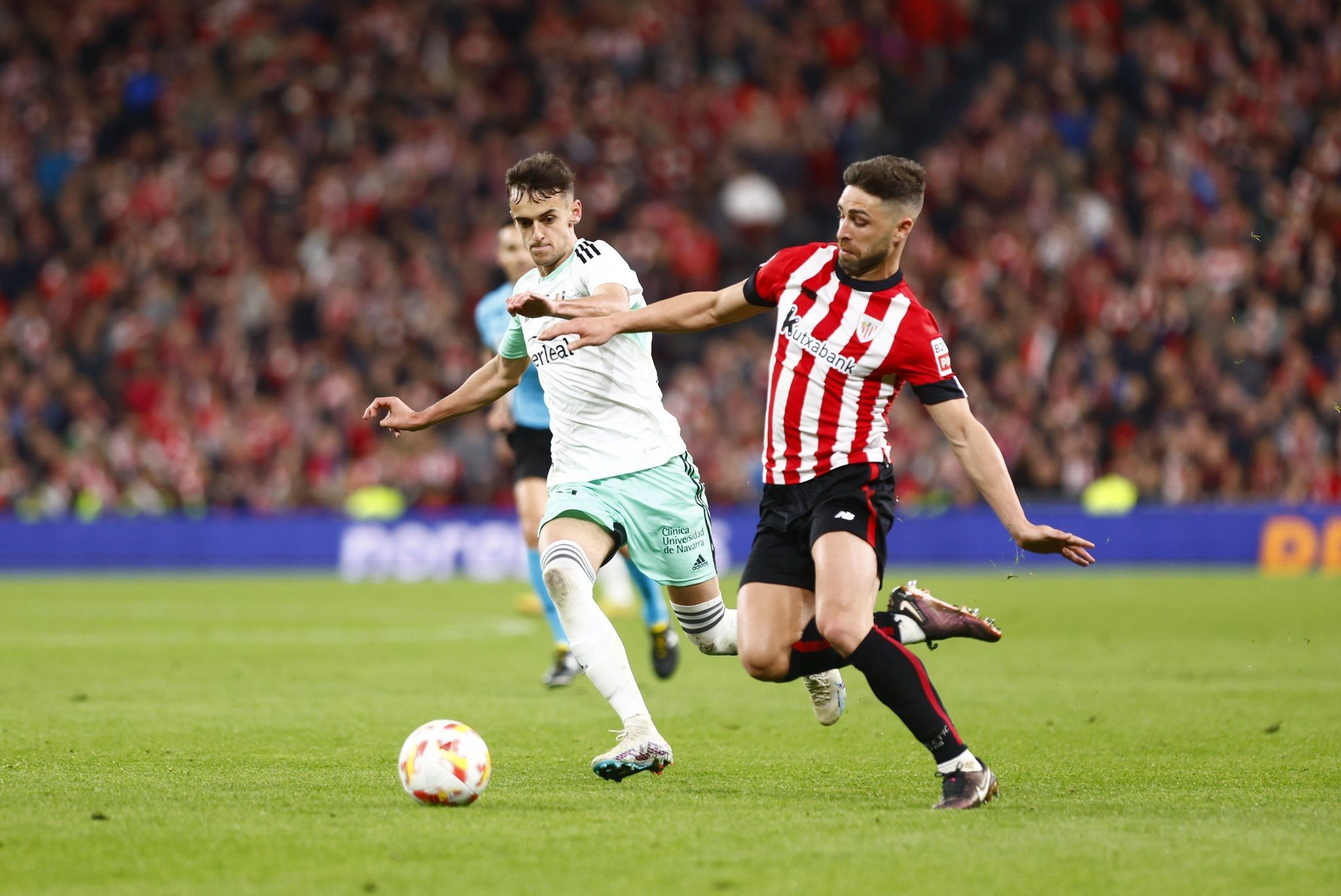 Yeray ante Aimar Oroz en el Athletic-Osasuna de Copa (Foto: CA Osasuna).