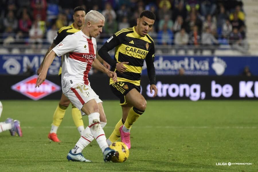  Zedadka, jugador que interesa al Sporting, en un lance del SD Huesca - Real Zaragoza.