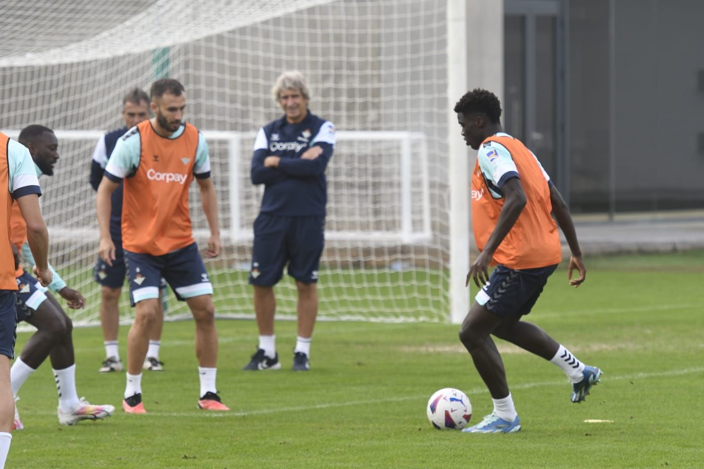  Assane Diao ante Germán Pezzella y Sabaly (foto: Kiko Hurtado).
