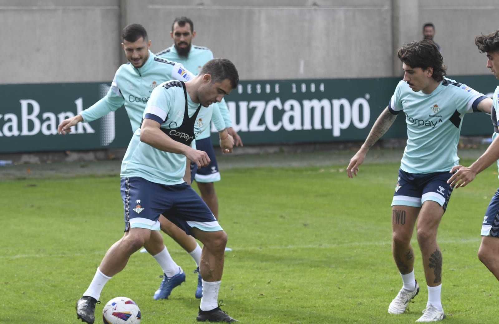 Sokratis, en un entrenamiento con el Betis