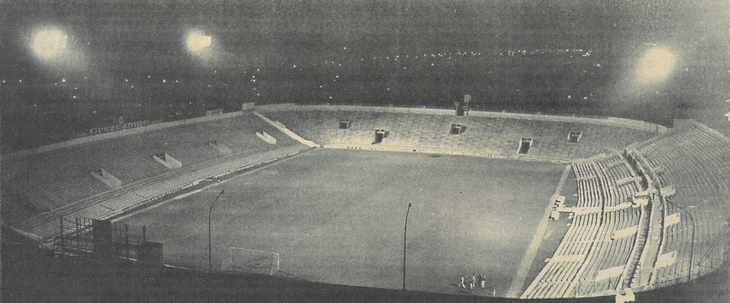 El Benito Villamarín iluminado con la nueva torre eléctrica.