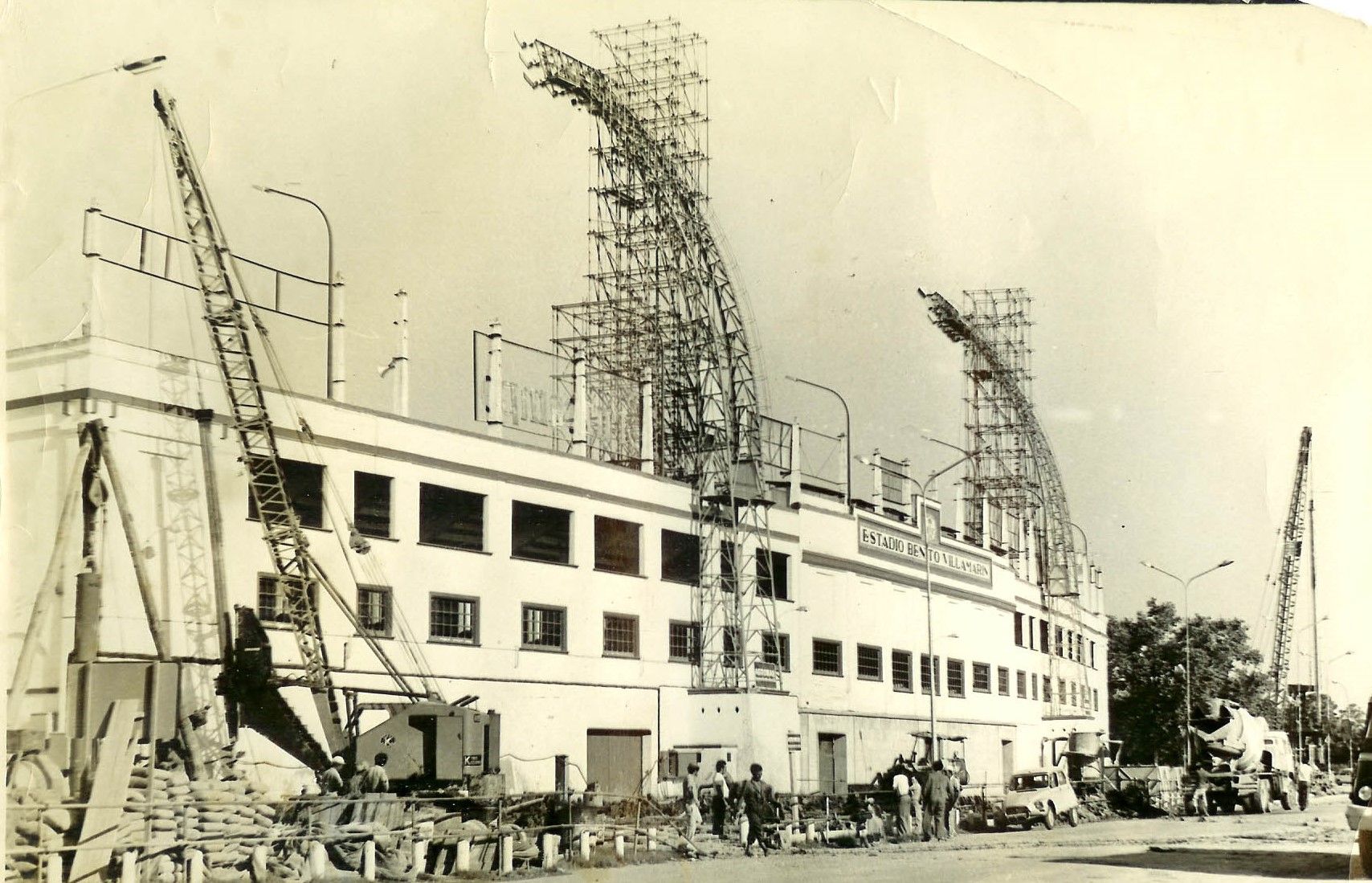 Las obras para la grada de Voladizo en 1975.