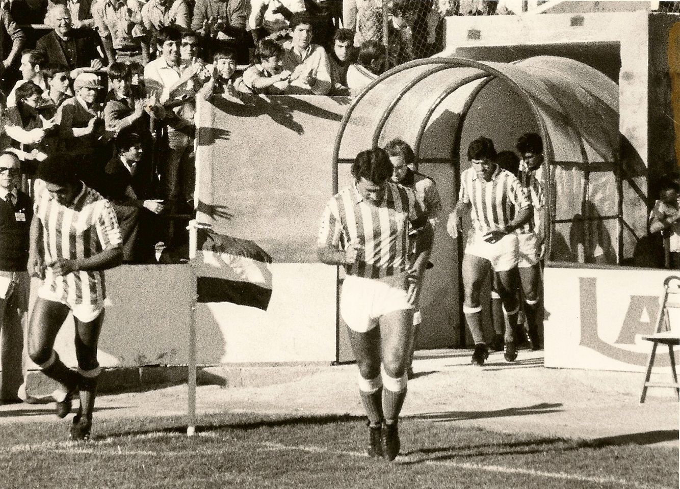 Los jugadores del Betis saliendo por los vestuarios habilitados en Fondo.