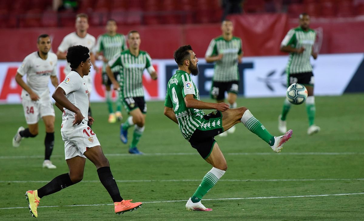 Borja Iglesias, ante el Sevilla.