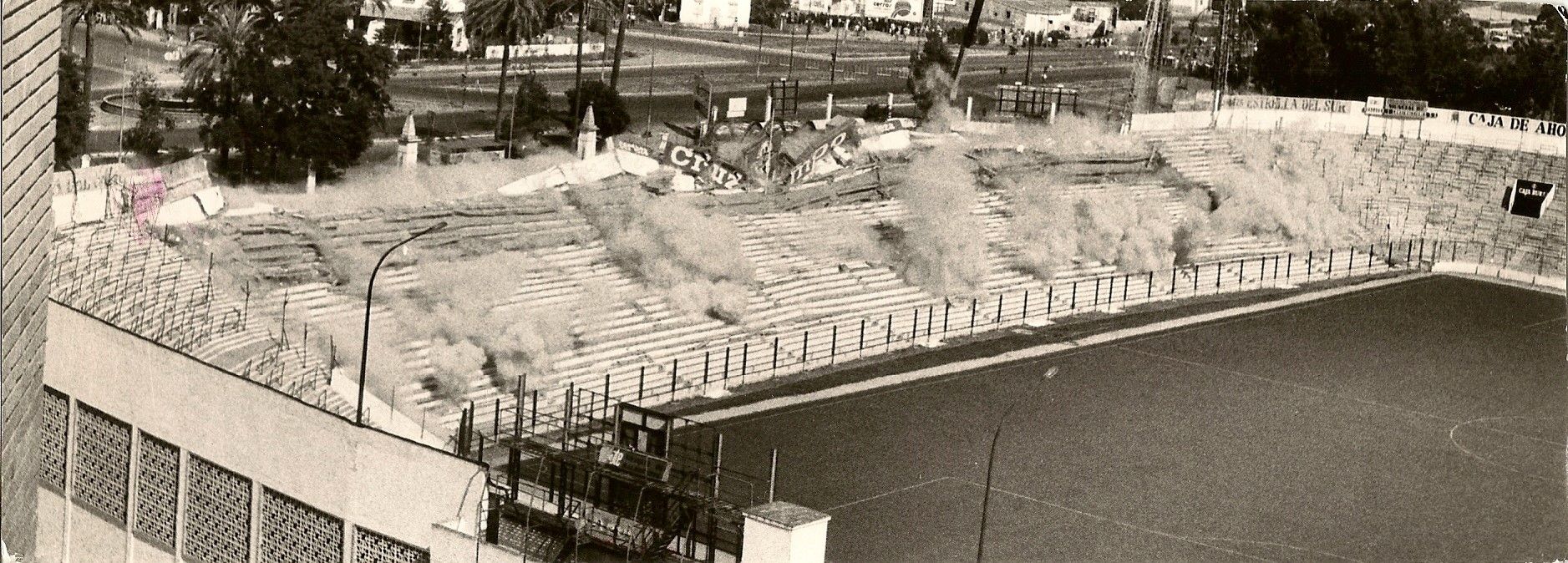Imagen de la voladura de la tribuna de Fondo en 1980.