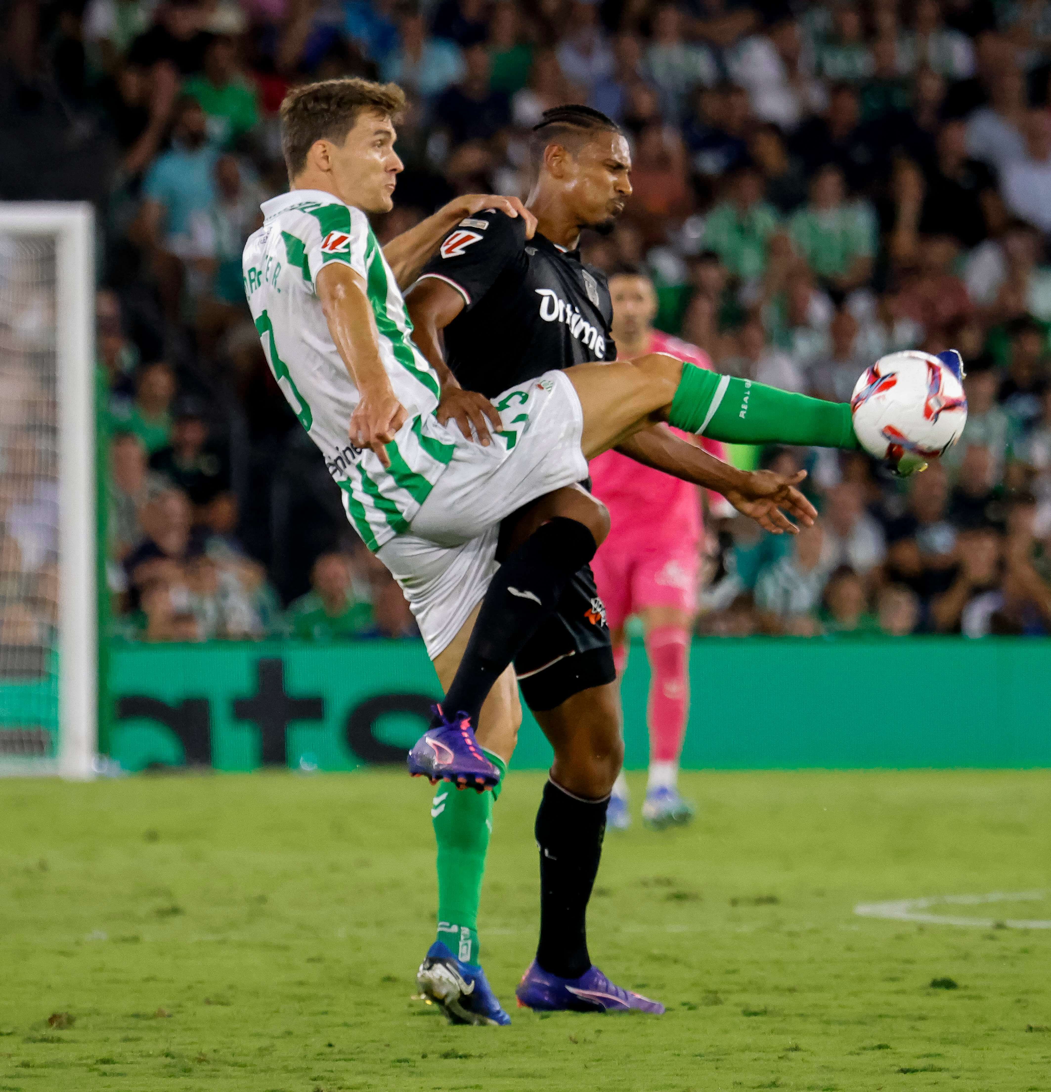  Diego Llorente anticipa en una acción del juego (foto: Cordón Press).