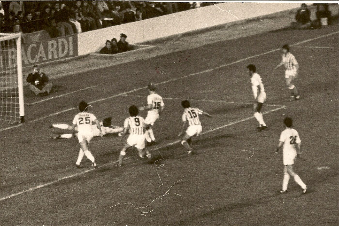 Imange del Betis-Cosmos de 1980 que sirvió de inauguración de las gradas de Fondo y Preferencia.