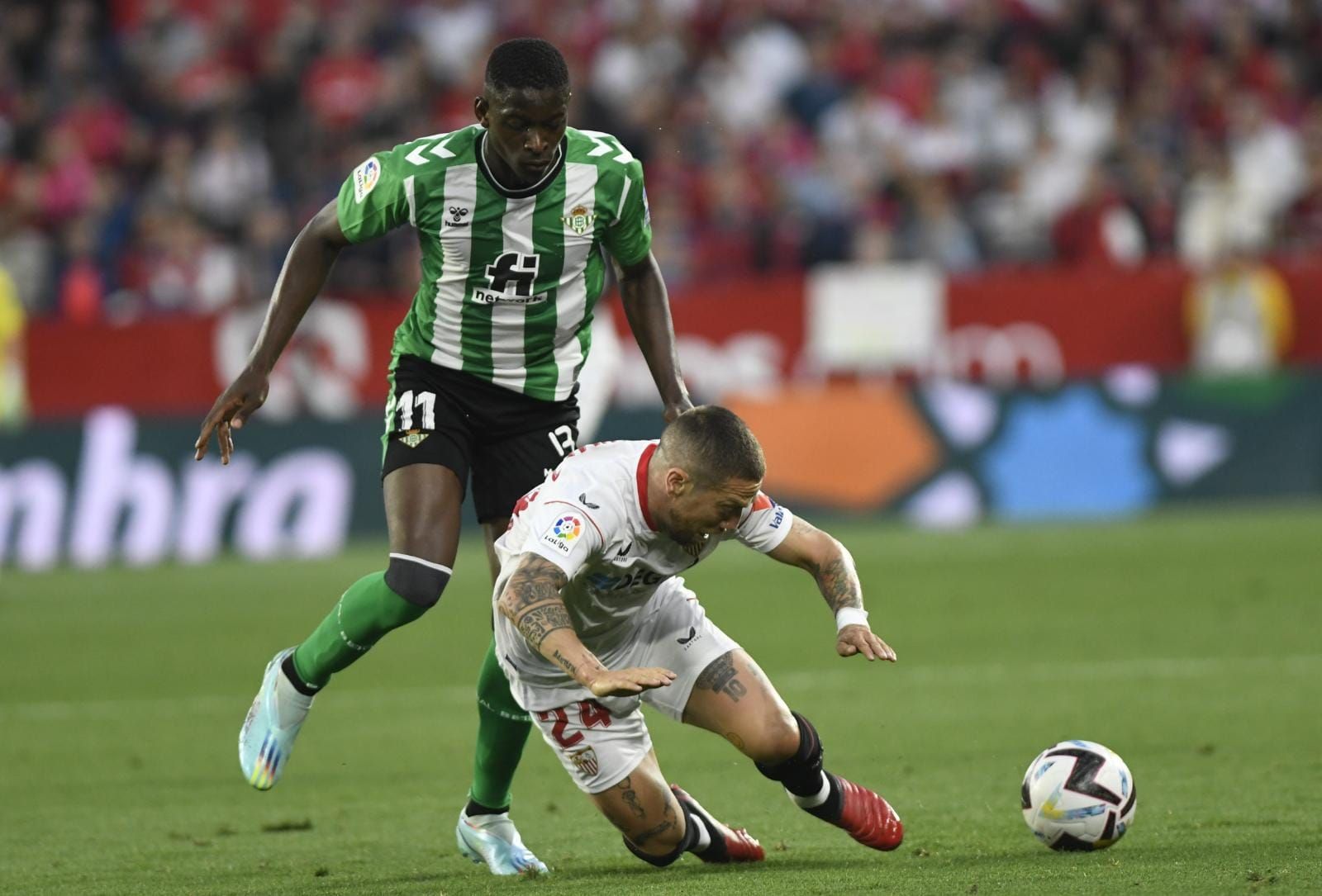  Luiz Henrique, cambiado al descanso, pugna por la pelota con el Papu Gómez.