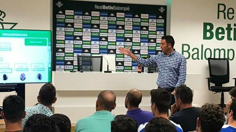  Carlos Jiménez ofreciendo una charla durante su etapa en el Real Betis.